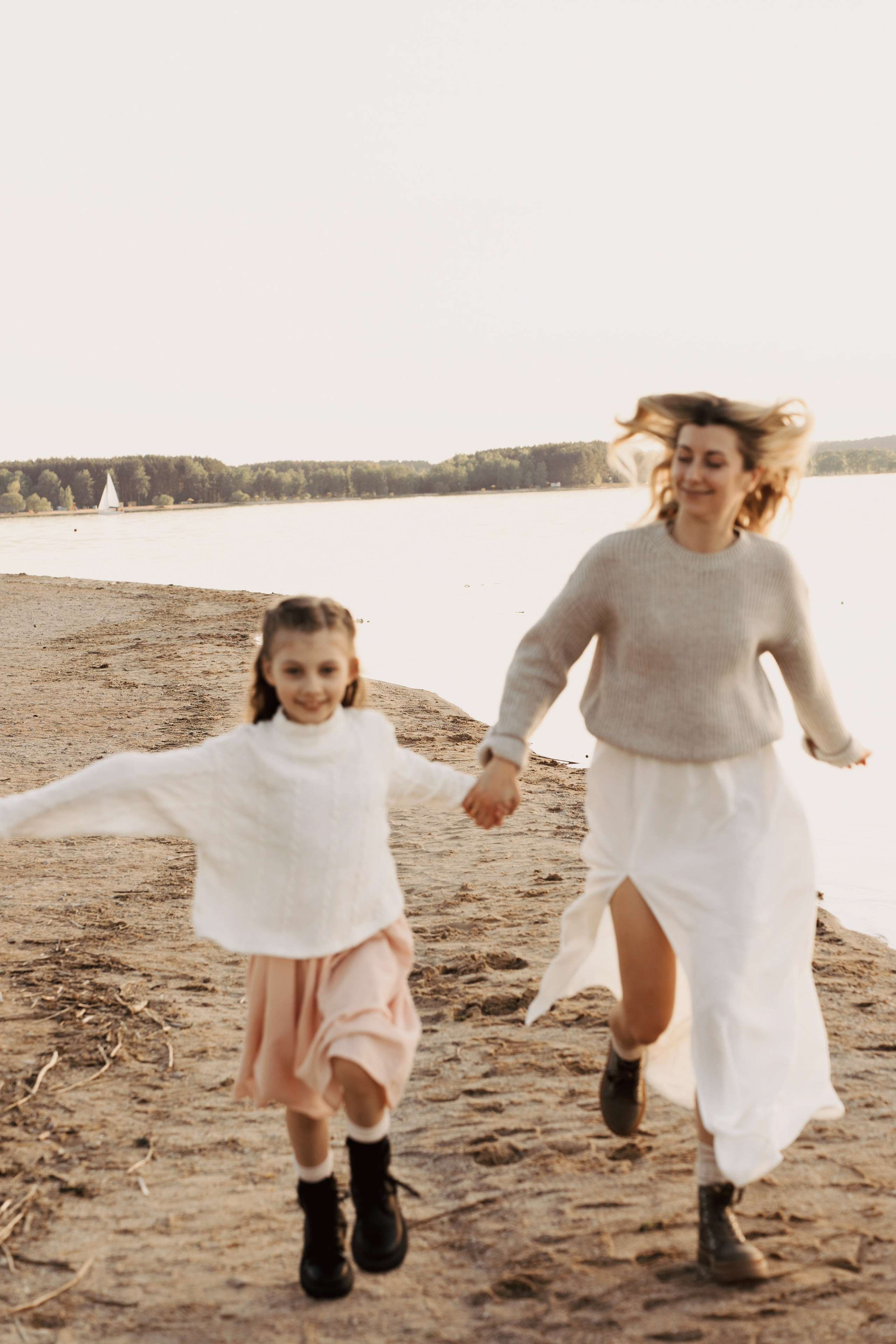 Весеннее тепло семьи на берегу Минского моря. Ваш семейный фотограф в Минске — Вика Трегубова