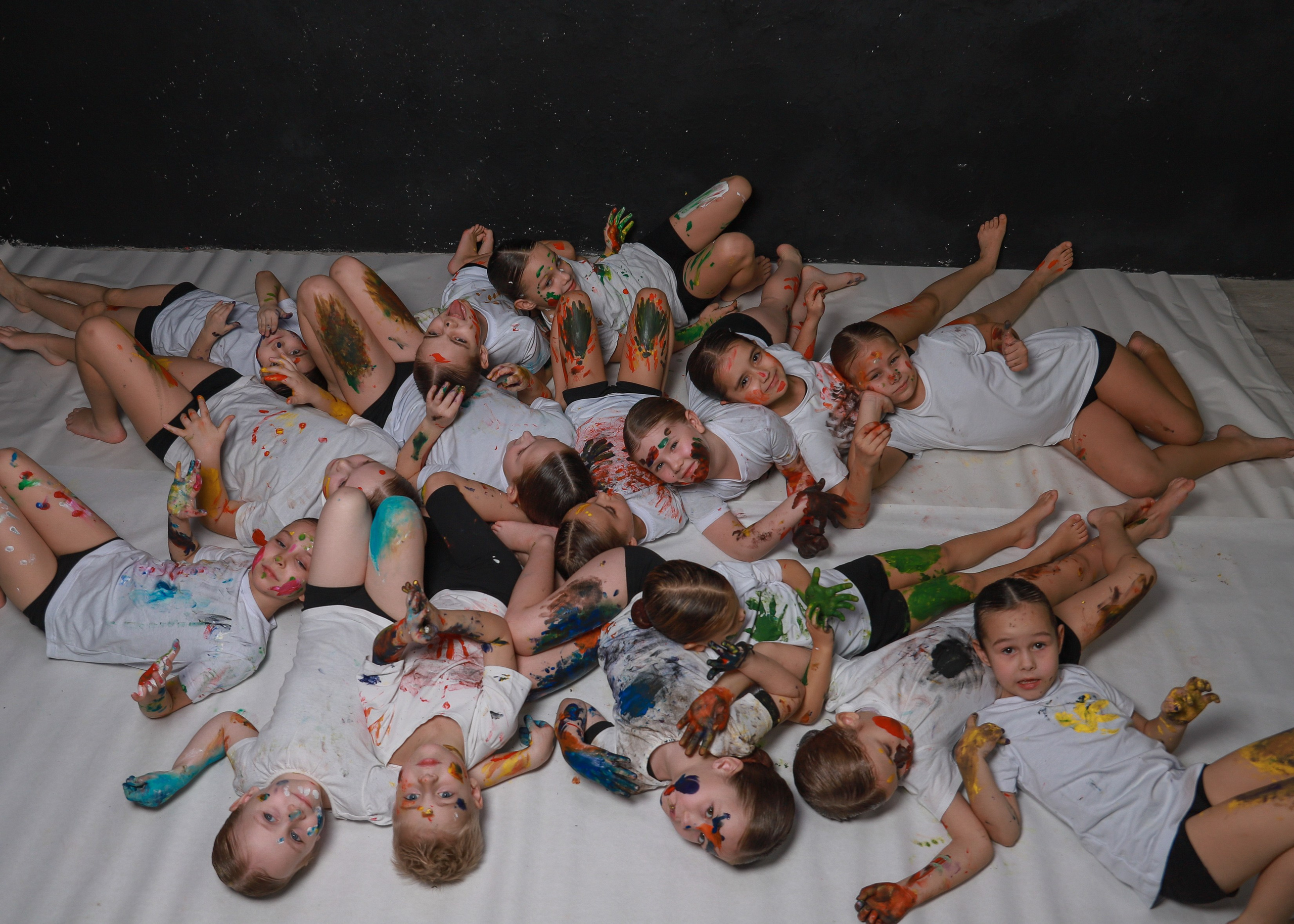 Младшие с красками. Фотограф Юлия Мальцева