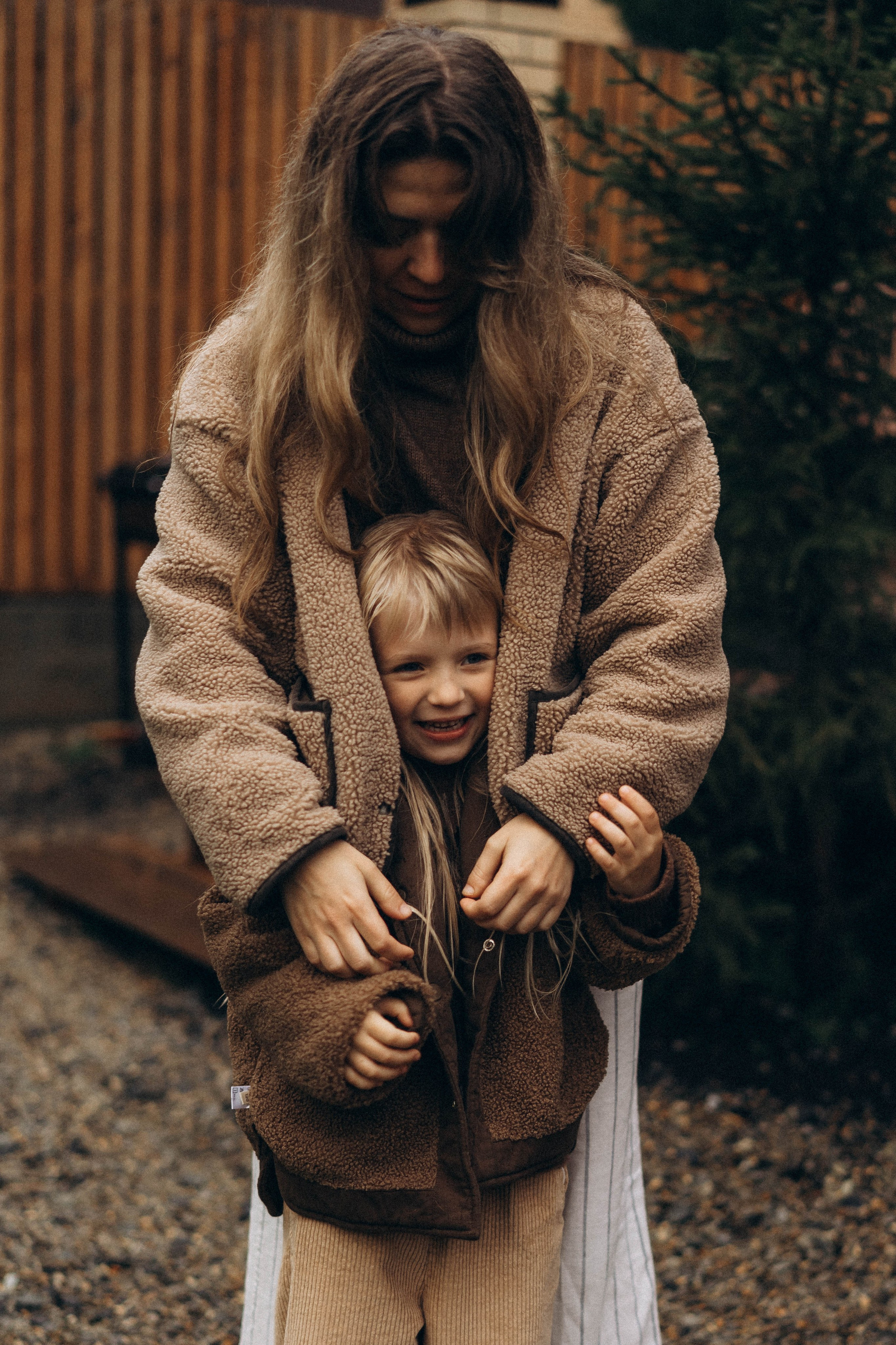 Фотосессия у дома во дворе мама и дочка. Фотограф Екатеринбург Кокшарова Александра