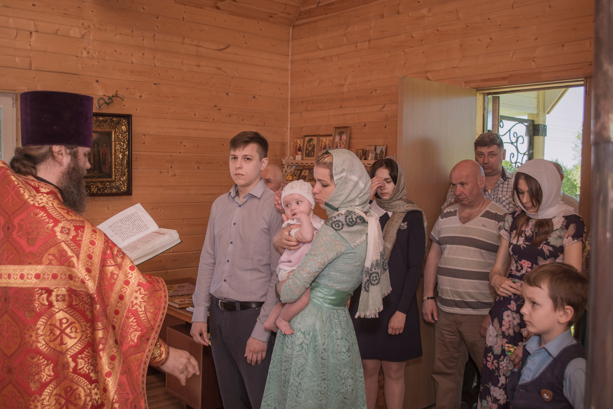 Крещение Василисы в храме Николая Чудотворца в д. Старый погост. Фотограф Евгений Егоров