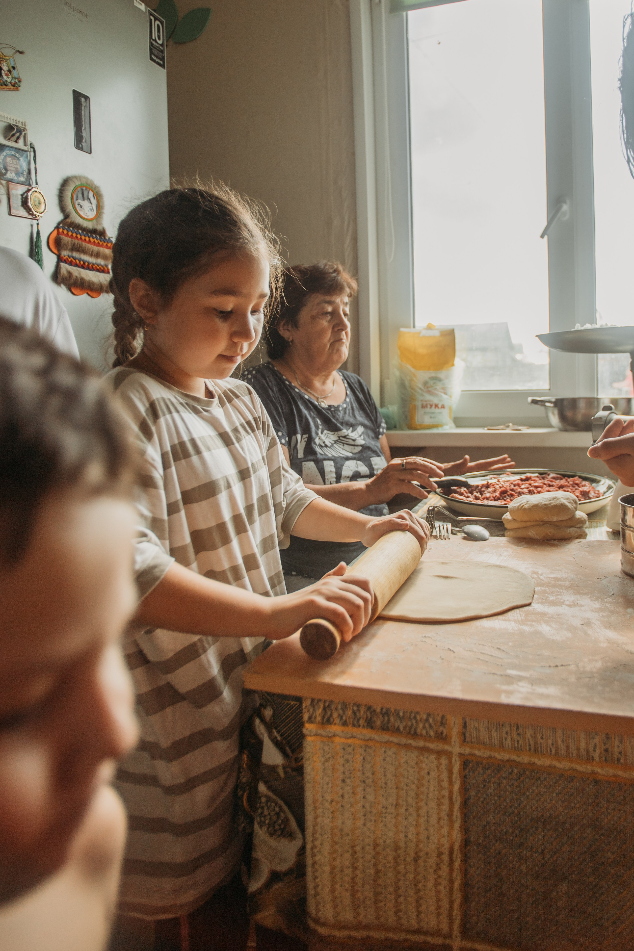 Домашняя фотосессия моей семьи. Венера Гайн. Репортажный фотограф  Тюмень. Обучение фотографии с 0