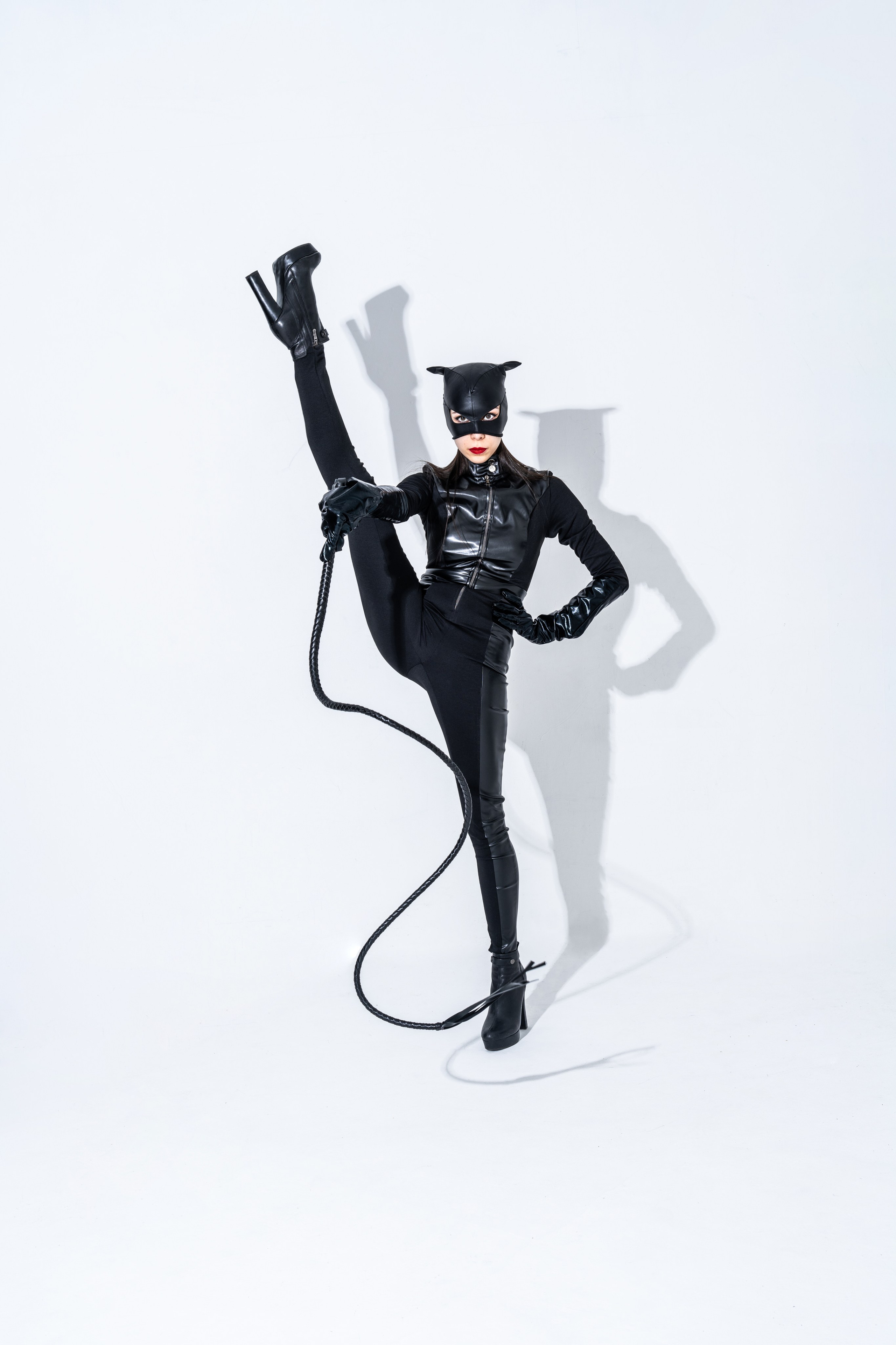 Женщина кошка. Модель Камилла white background. Свадебный и индивидуальный фотограф Аля Мамакова