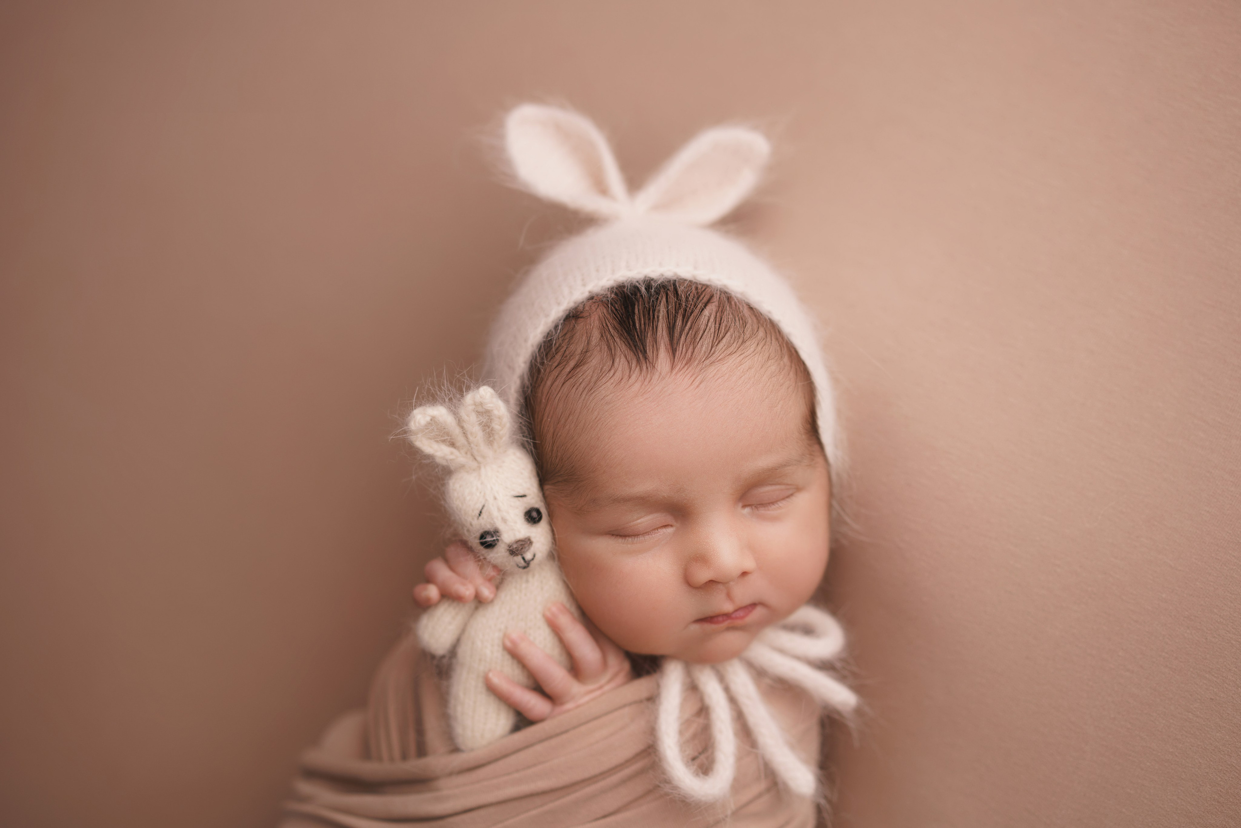 Малыш в заячьем образе с плюшевым зайчиком - Трогательные кадры newborn