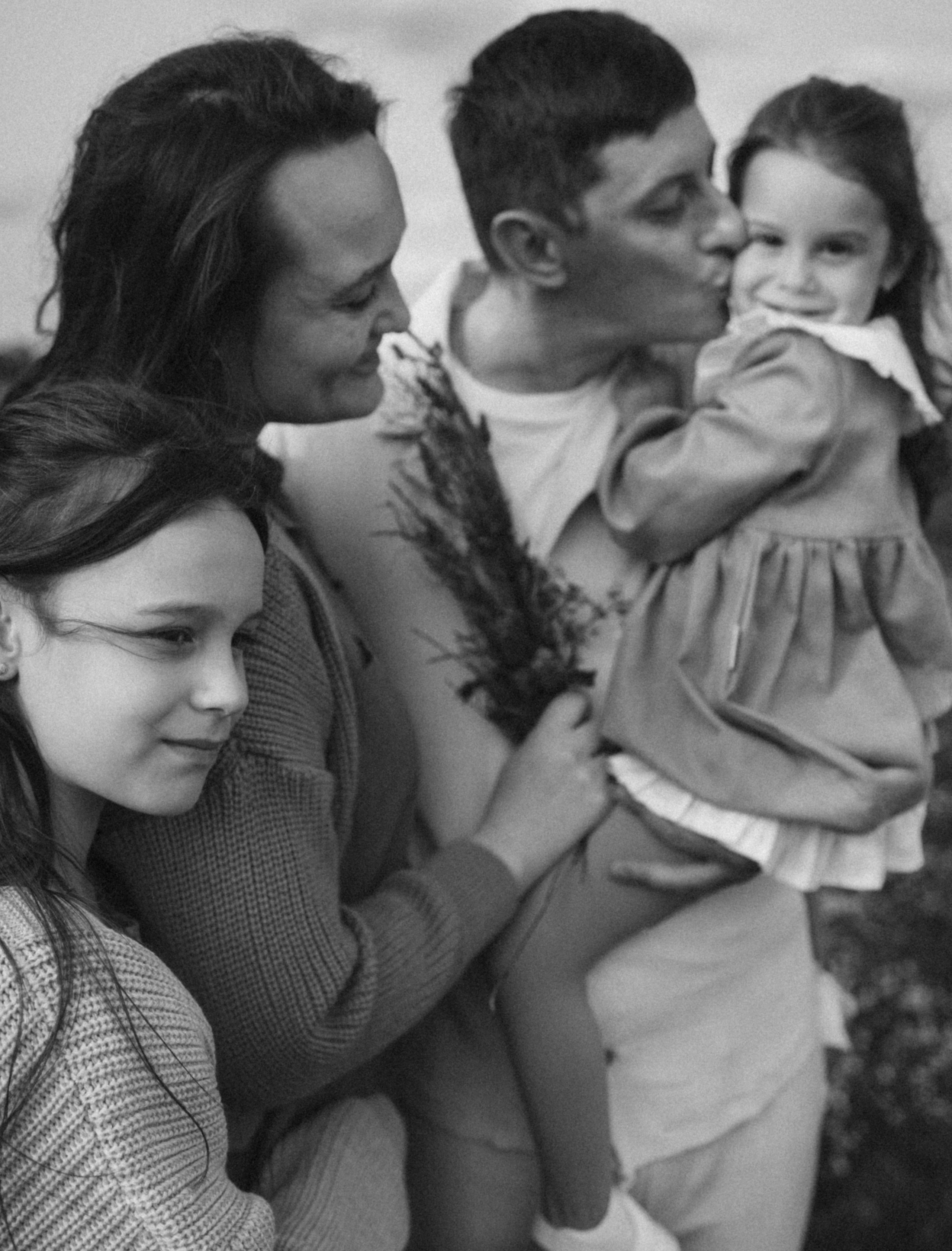 Анна, Марчелло, Настенька и Влада в поле. Фотограф Москва Светлана Кирюшина