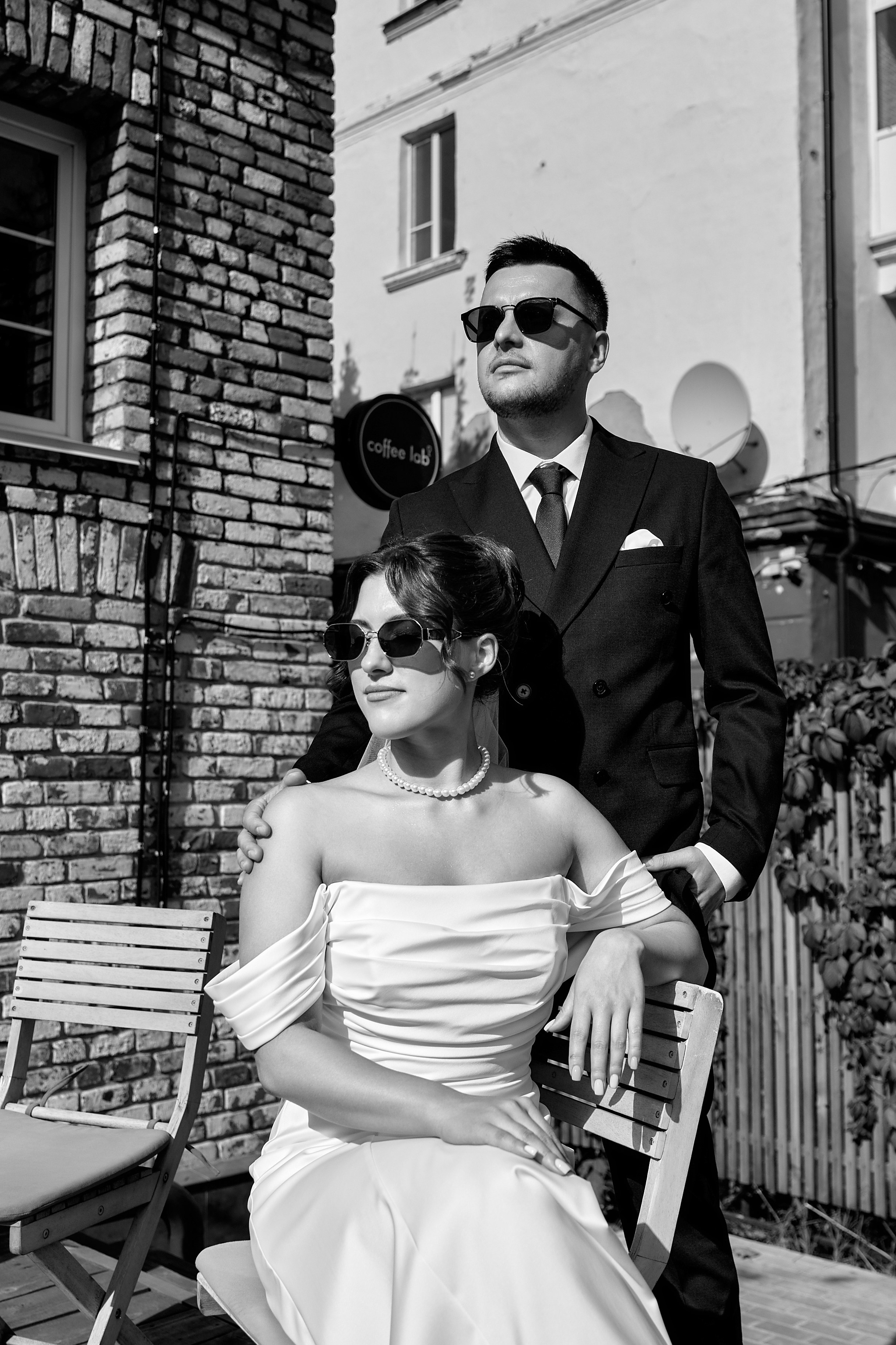 Свадебная фотосессия на летней террасе кофейни Coffee Lab в Ульяновске. Молодожены в солнечных очках в стильном интерьере. Свадебный фотограф Ульяновска Елена Орешина.