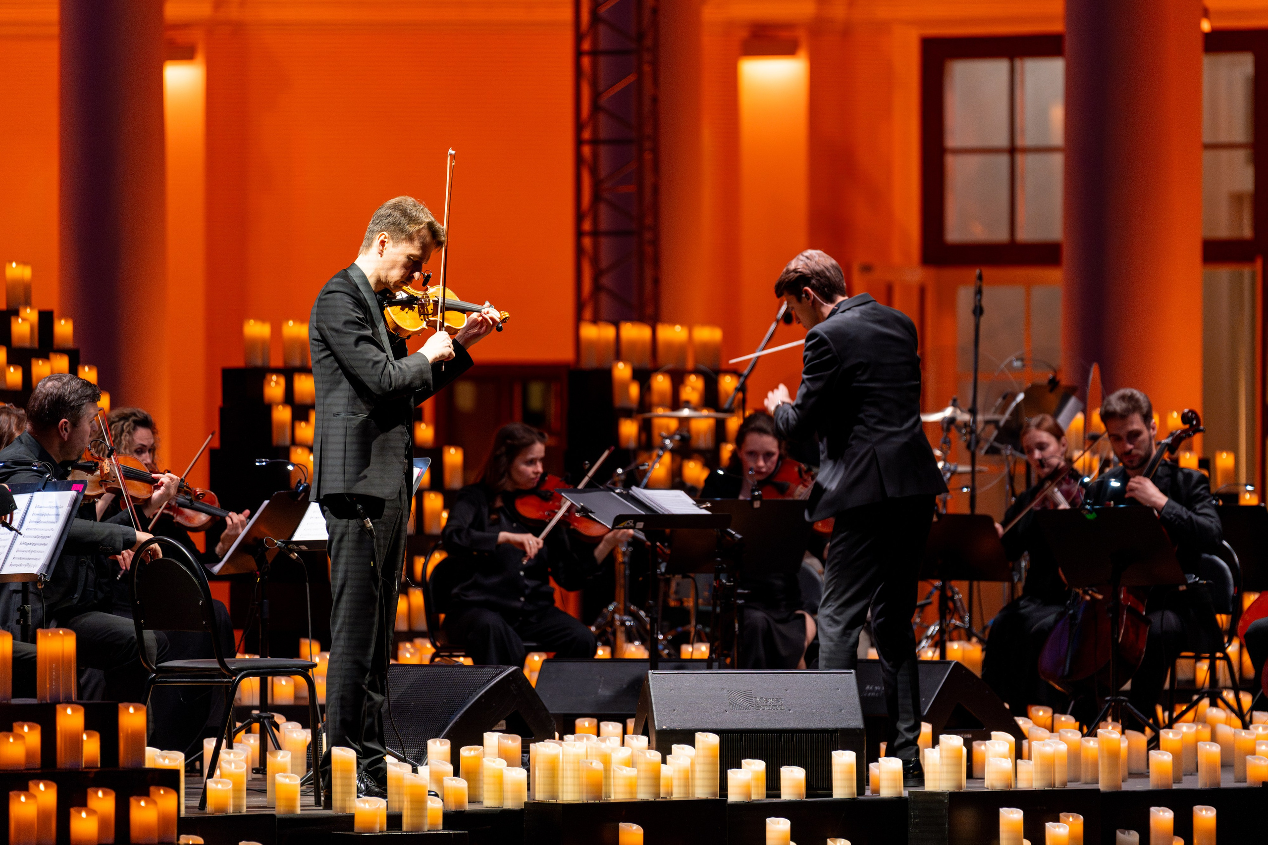 Симфонический оркестр Lumisfera при свечах. Фотограф Никита Комаров