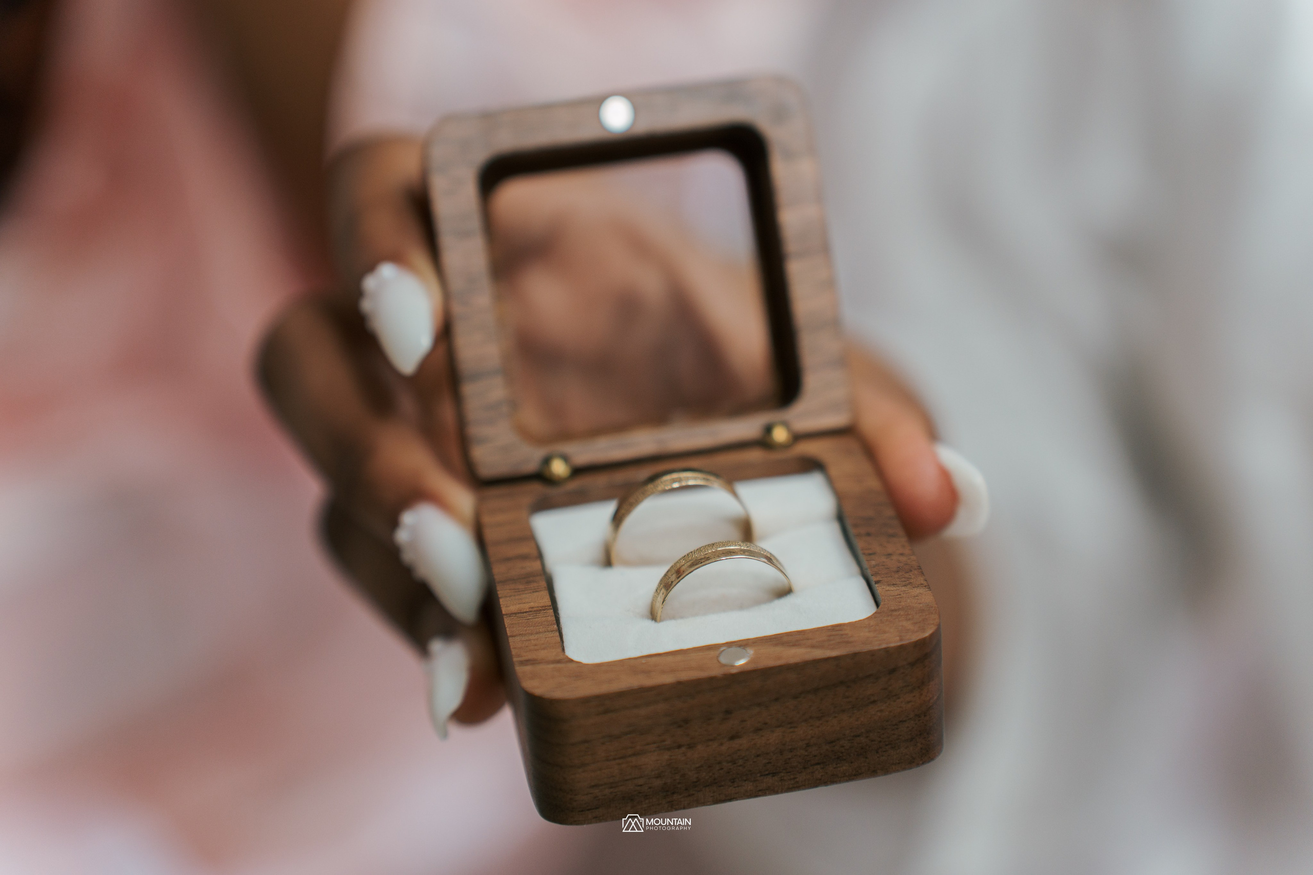 Dany & Mika. Я занимаюсь событийной, свадебной, товарной, студийной… фотографией