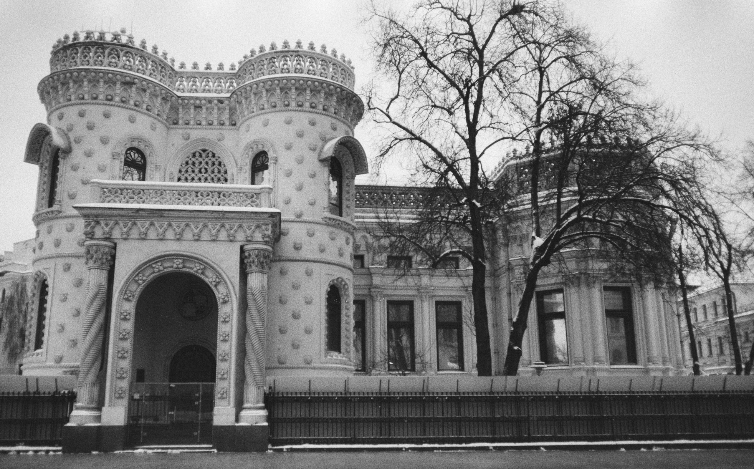 Воздвиженка / Voigtlander Bessa-T — Ultron 28 mm f2 / Fomapan 400 BW