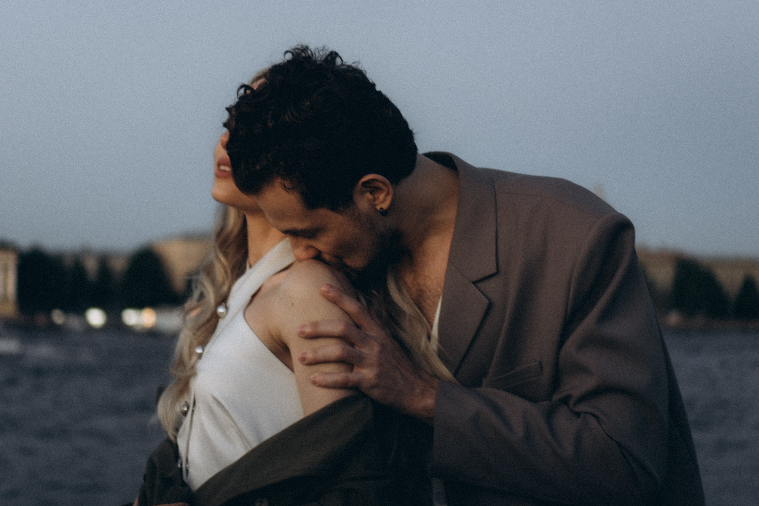 СВАДЕБНАЯ СЬЕМКА ПАРЫ НА РАССВЕТЕ В БЕЛЫЕ НОЧИ И ПРОГУЛКА С РАЗВОДНЫМИ МОСТАМИ И ПИКНИК ВОЗЛЕ ИСАКИЕВСКОГО СОБОРА. Профессиональный фотограф, Санкт-Петербург — Виктория Богомолова