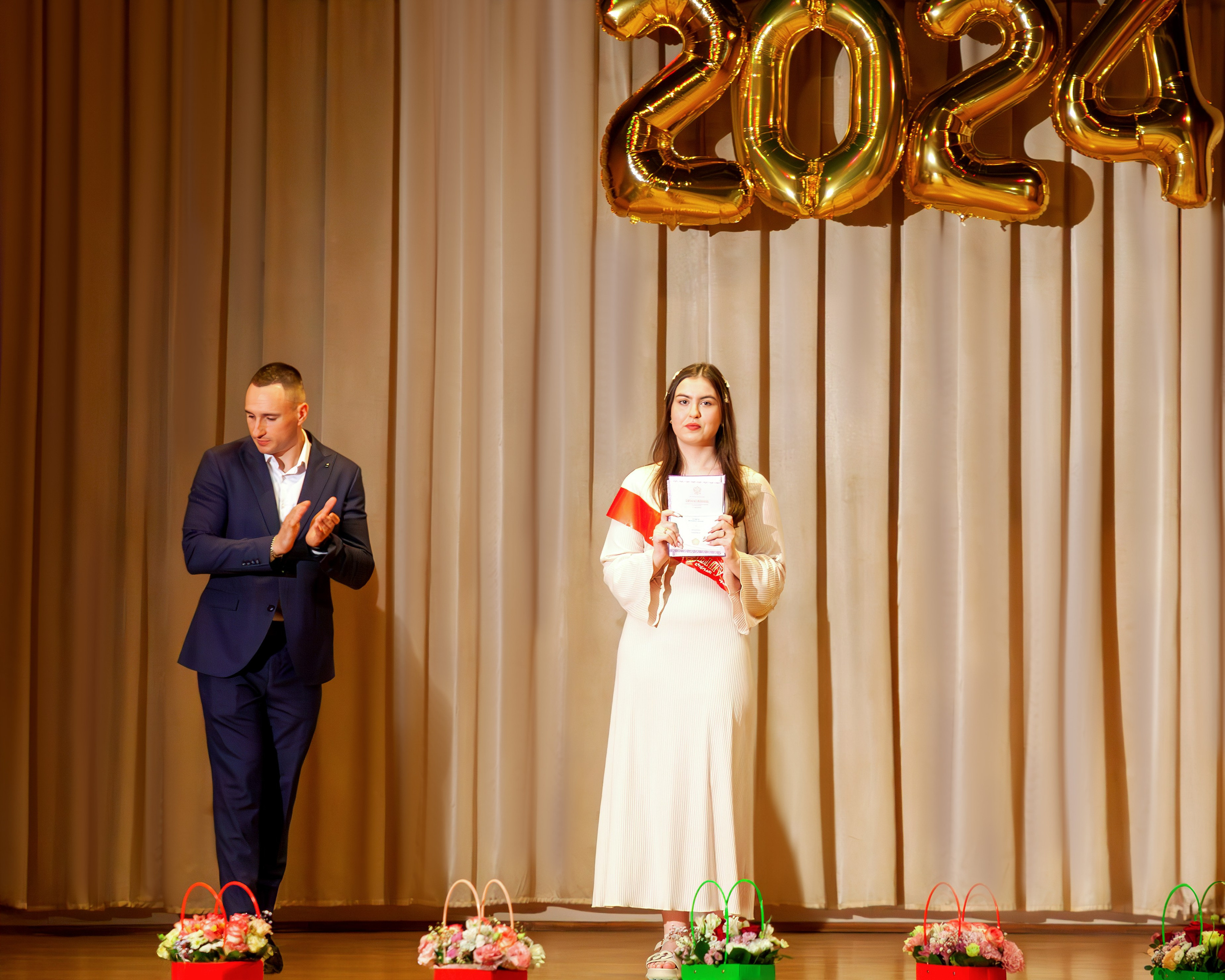 498 школа вручение дипломов, 2024. Выпускные альбомы и школьный фотограф в Подольске, Троицке, Щербинке, Москве и Московской области