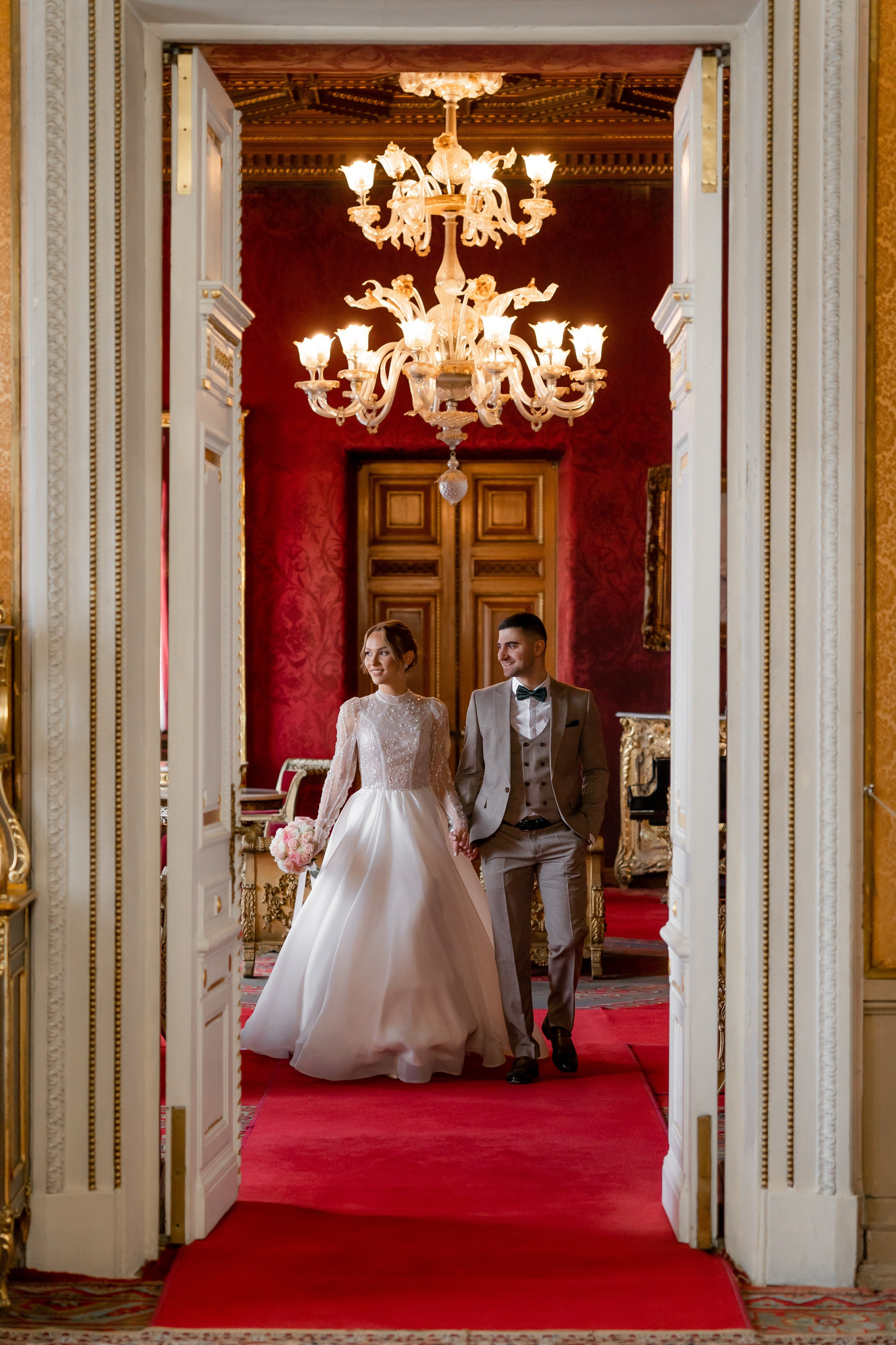 Невеста и жених входят в двери во Дворце Великого князя Владимира