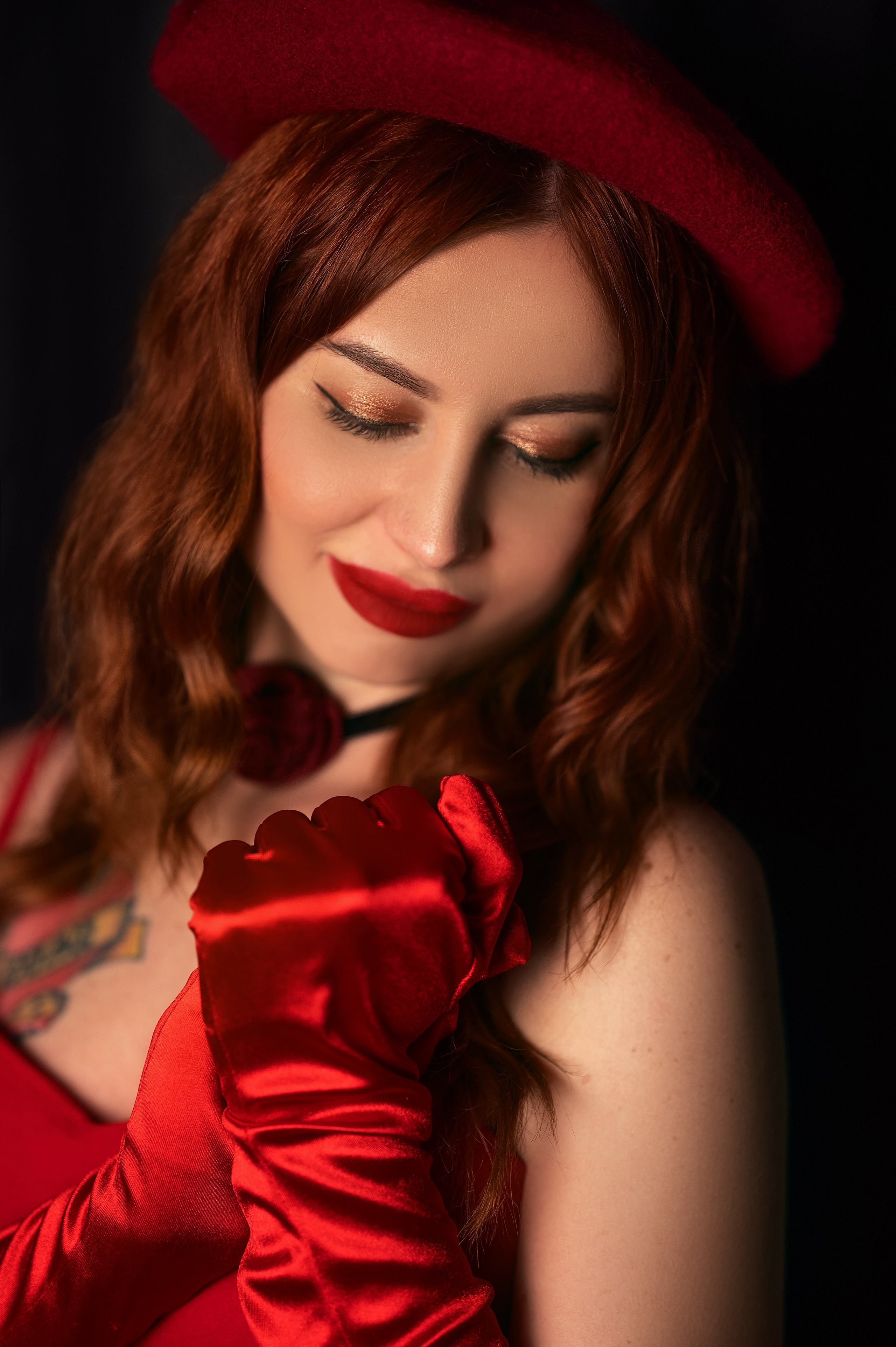 Студийный портрет: девушка в красном платье, дополненном беретом. Лаконичный фон, акцент на образе. Автор — Е. Жуйкова.