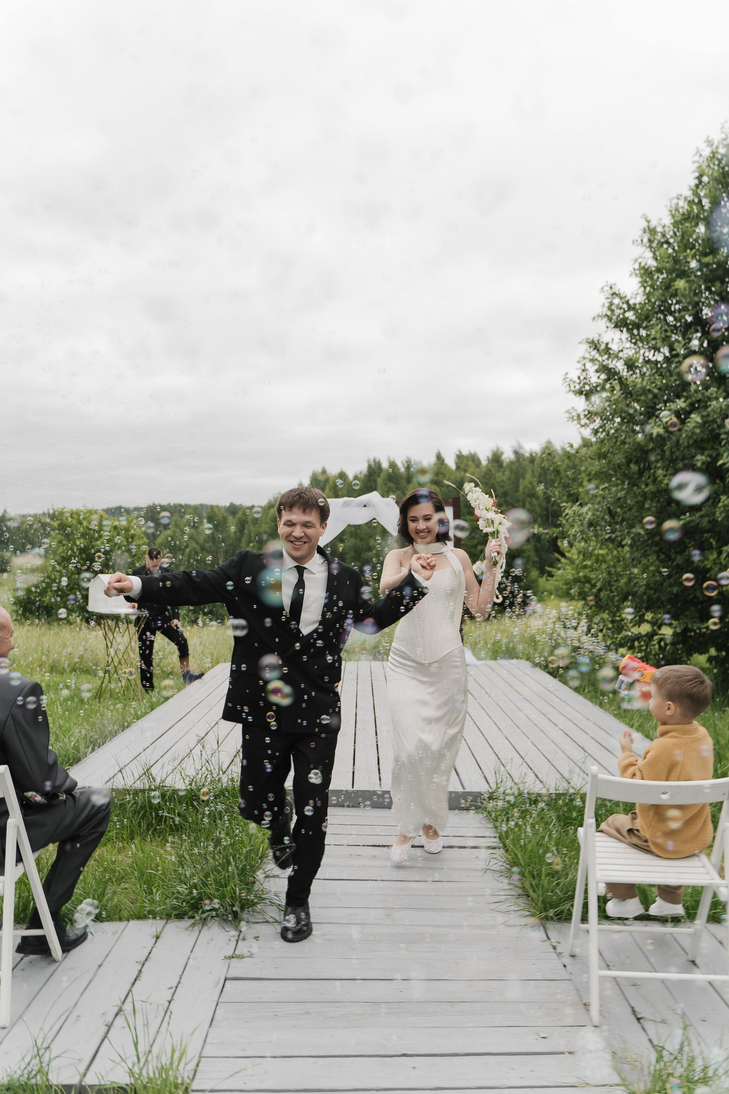 Свадебный фотограф в Казани: фотосессия молодожен с мыльными пузырями во время регистрации