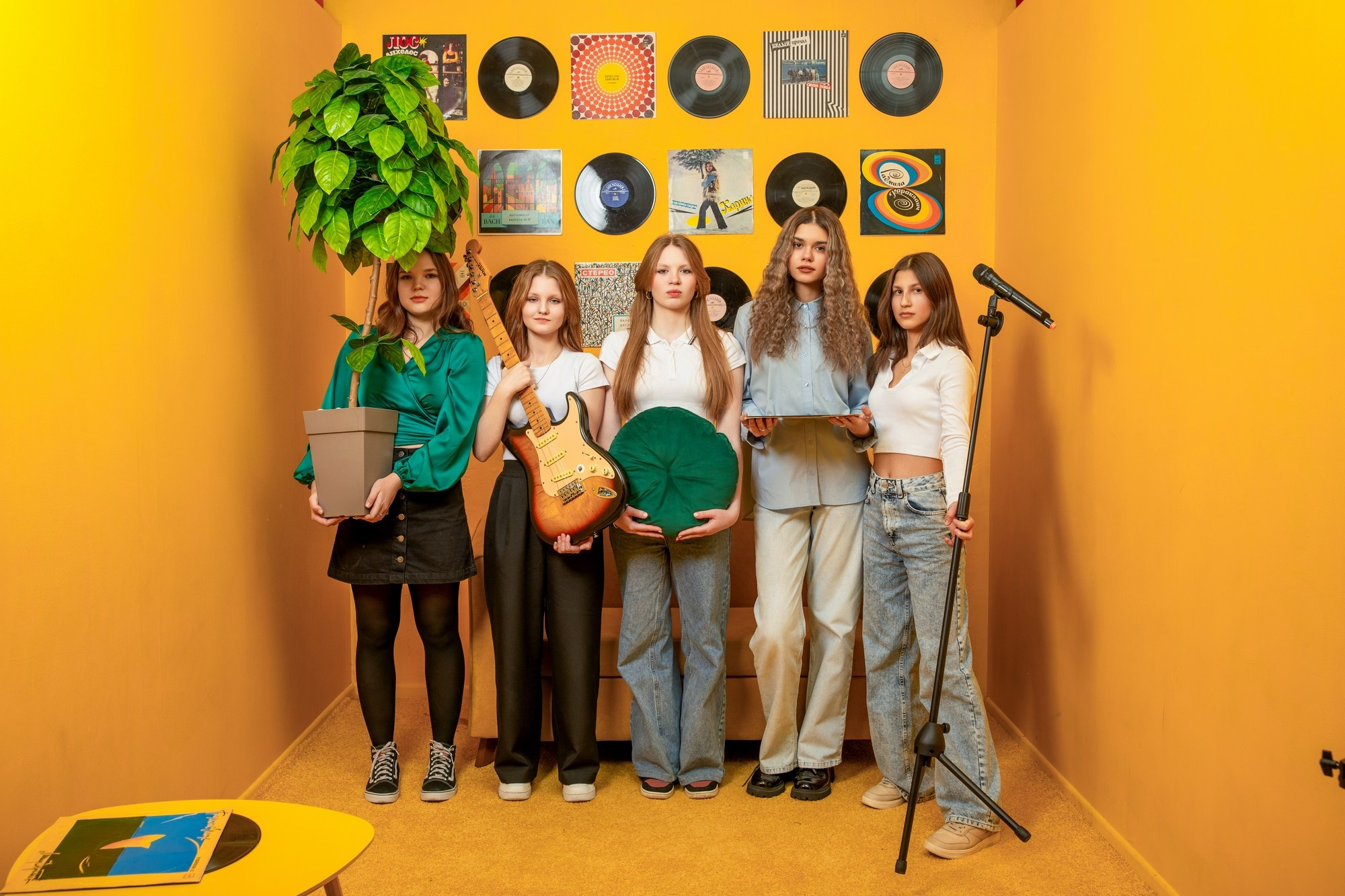 Яркая фотосессия в студии: 7 школа 9 м. СИГМА | Студия выпускных альбомов Красноярск