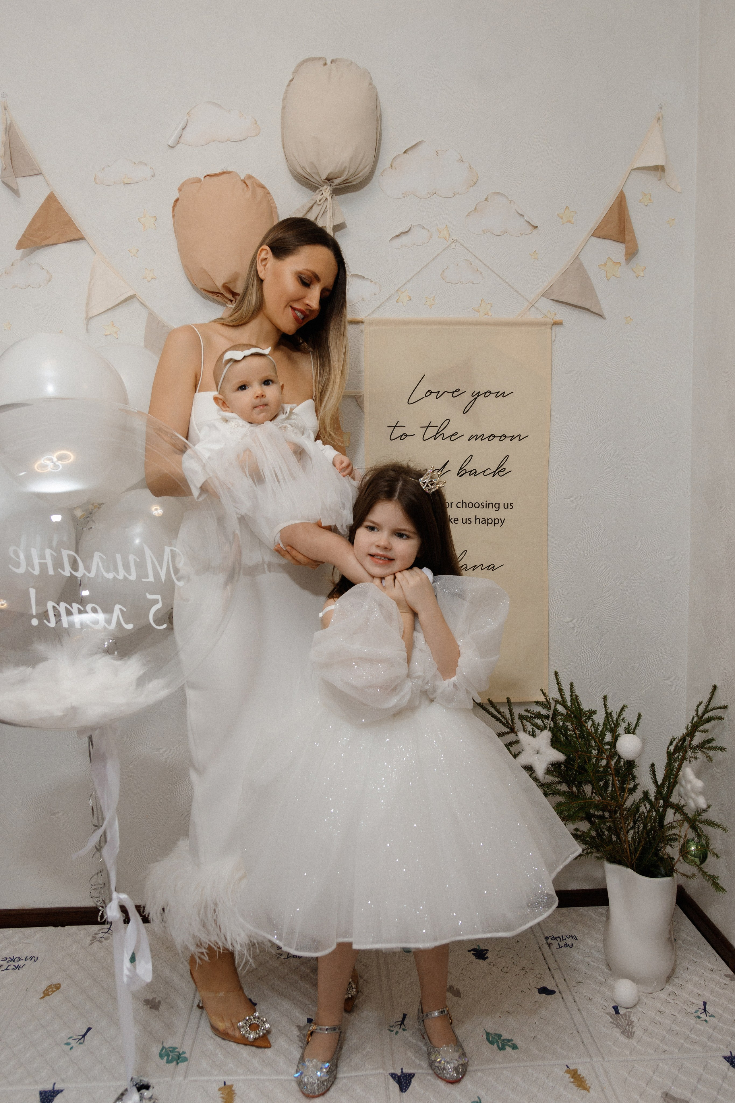 Фотосессия возле фотозоны дома. Фотограф Александра Сыщенко