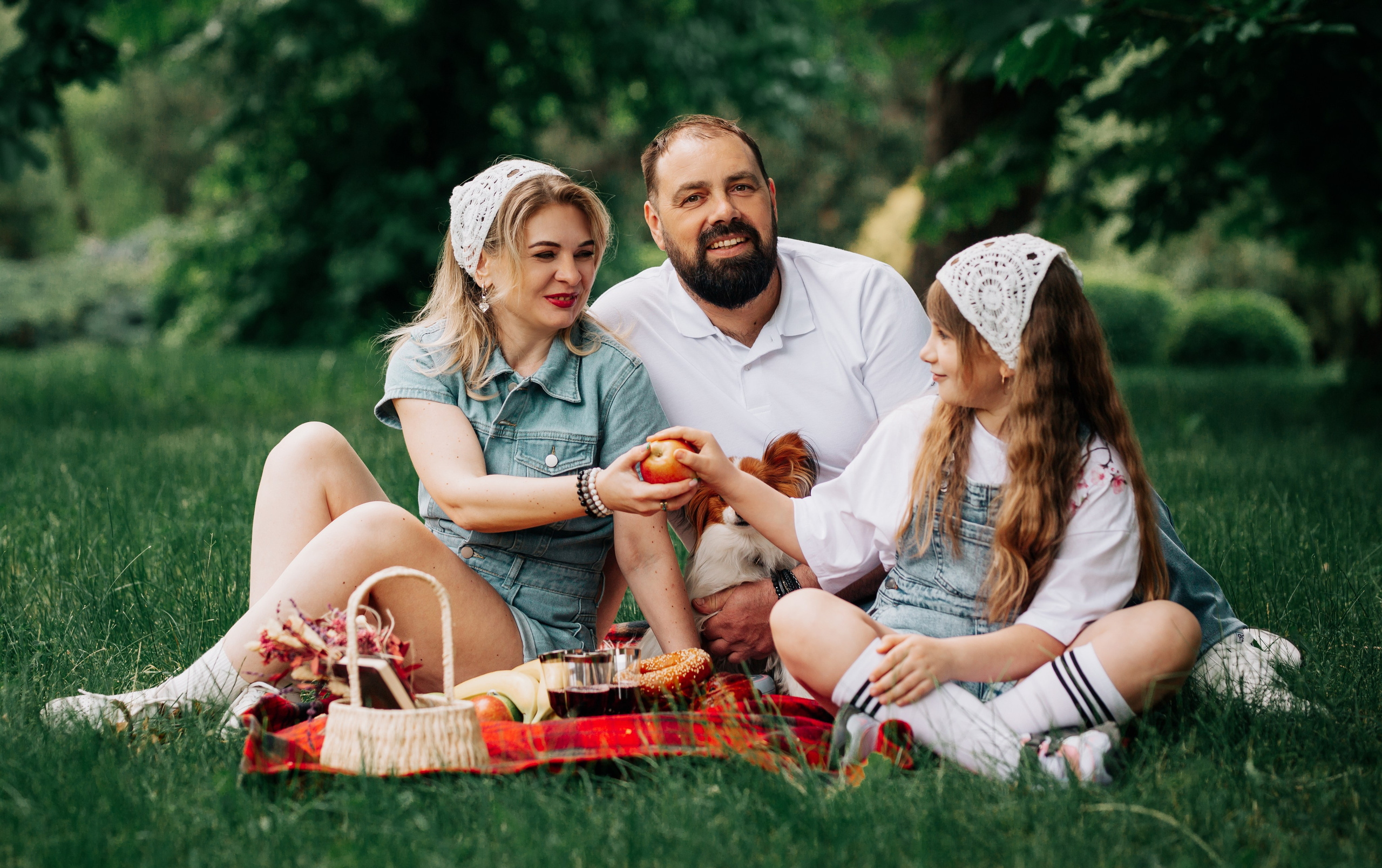 Прогулка в парке. Павел, Лиля. Сонечка и Буся. Фотограф в Крыму