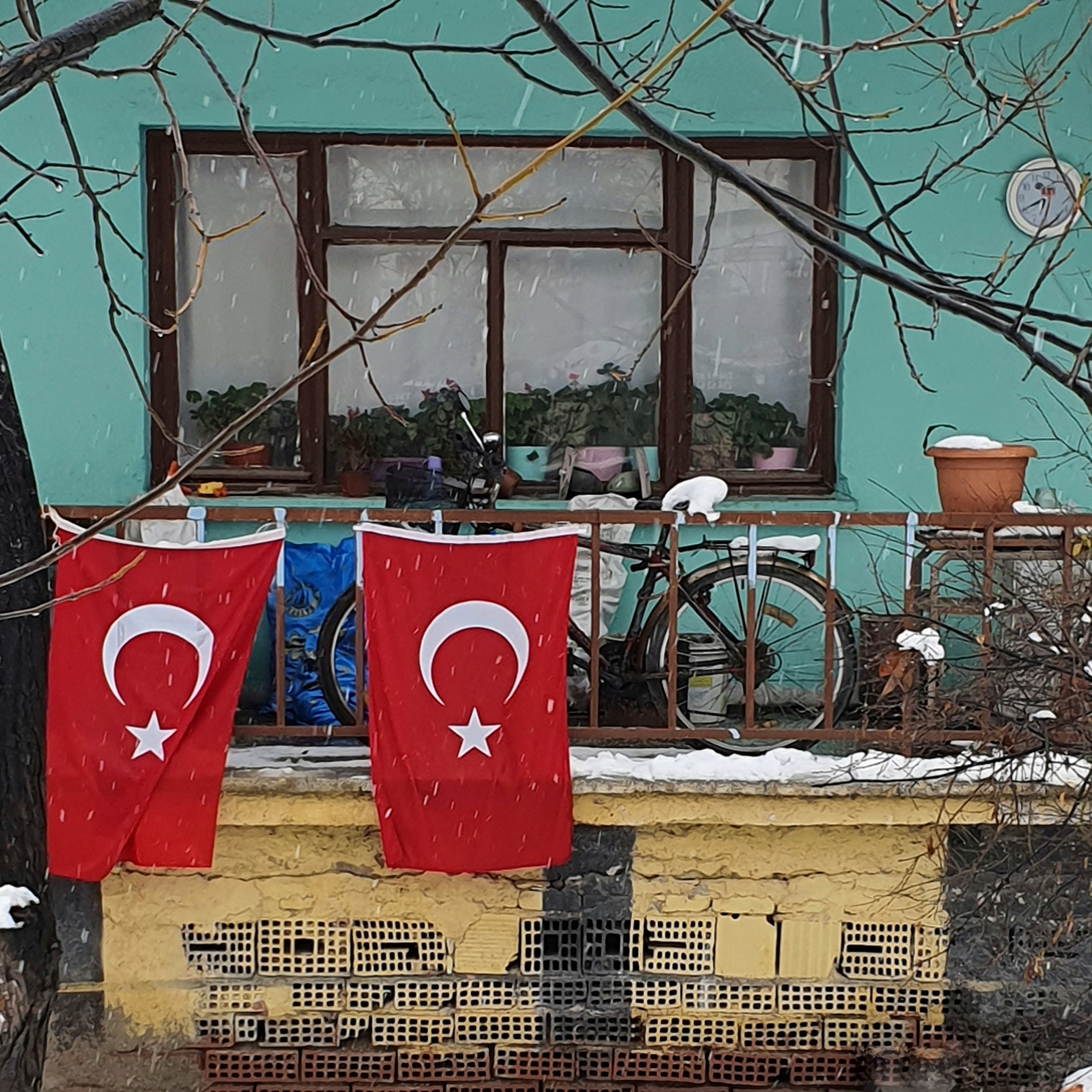 флаг Турции на балконе дома