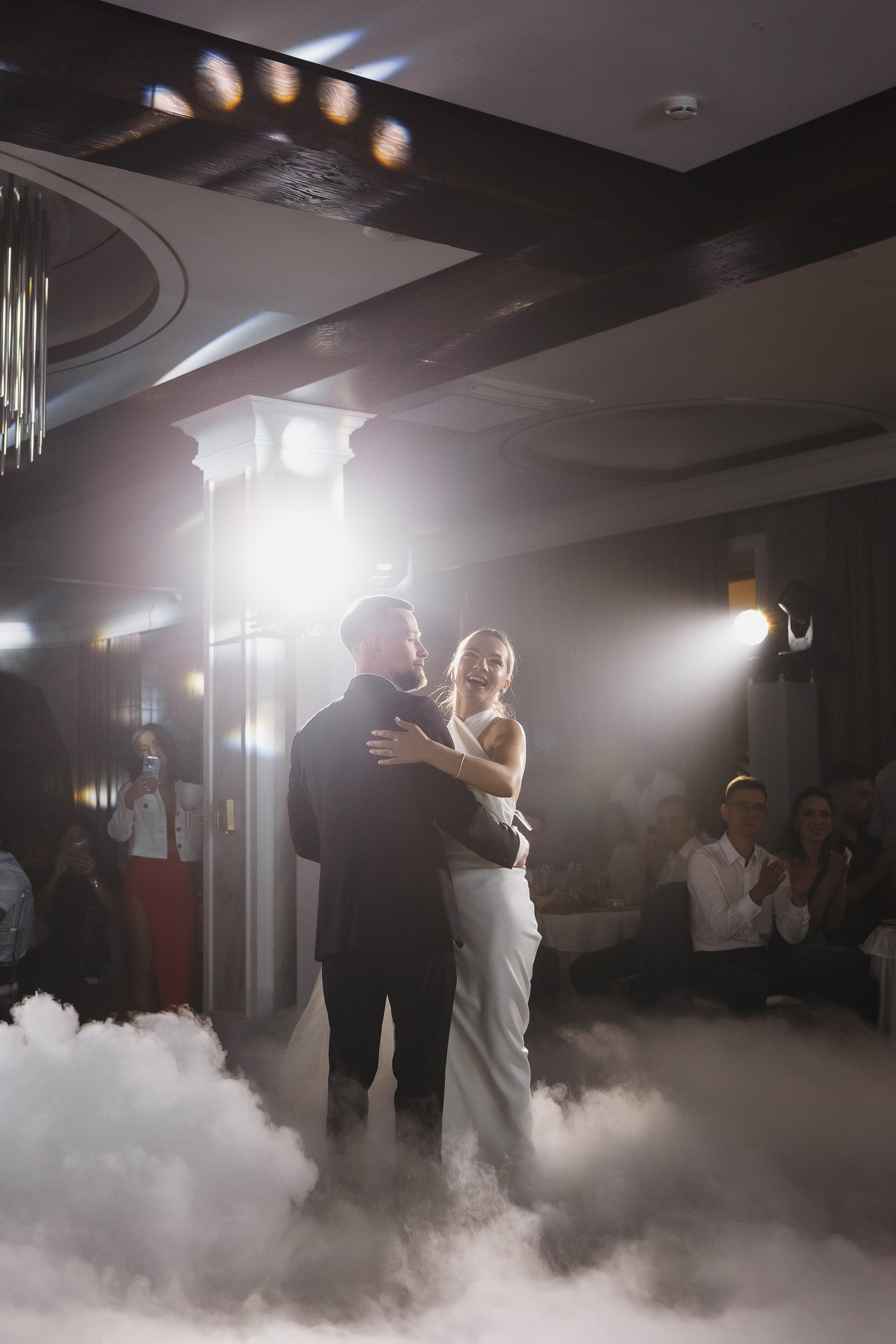 Пара танцует первый танец на свадьбе в Таганроге, гости аплодируют, свадебный фотограф Антон Бакарюк