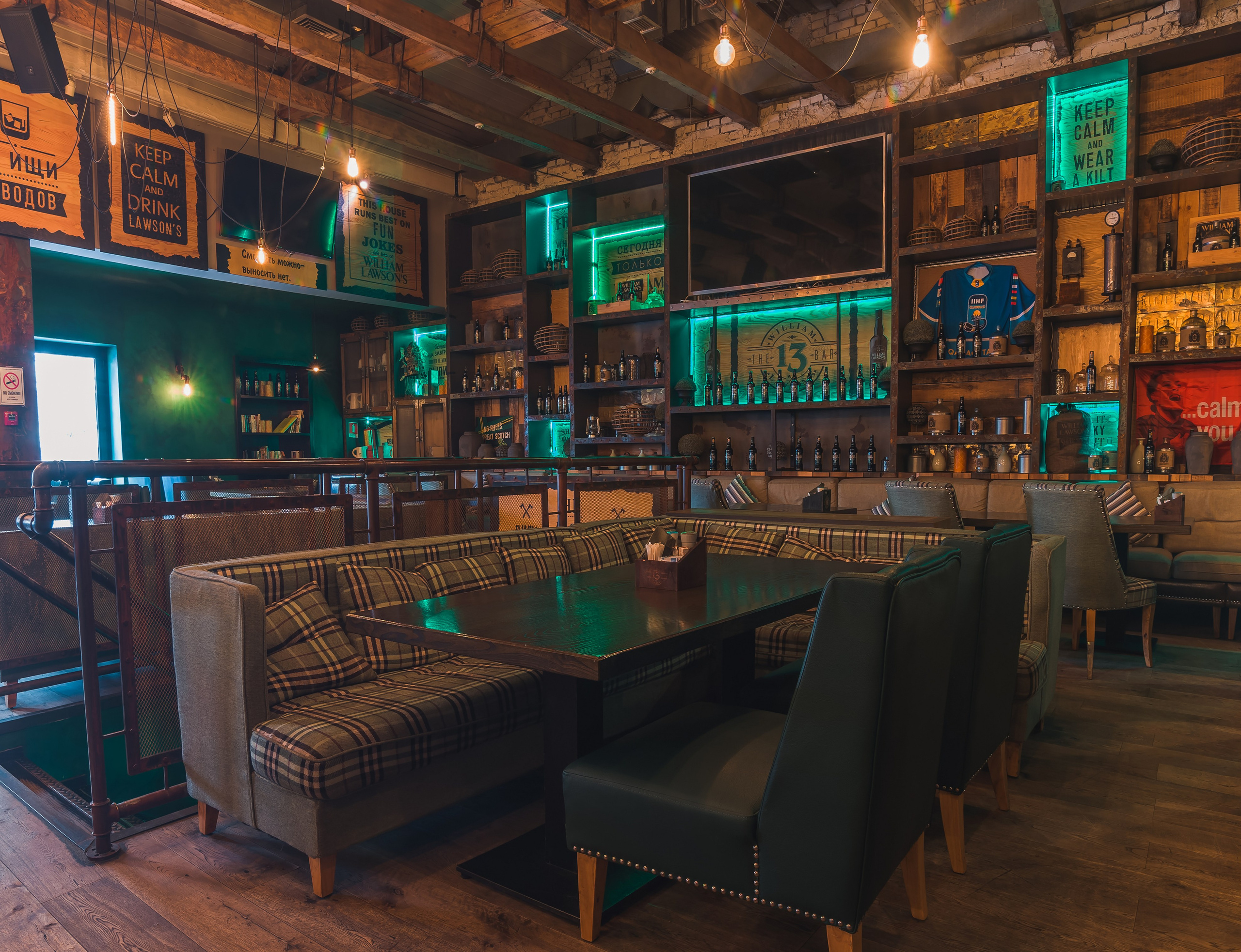 Алматы, William Lawson's 13 — легендарный паб, открытый в 2015 году, ставший вторым домом для многих алматинцев, Алматы, июнь 2024. Интерьерный фотограф Алматы