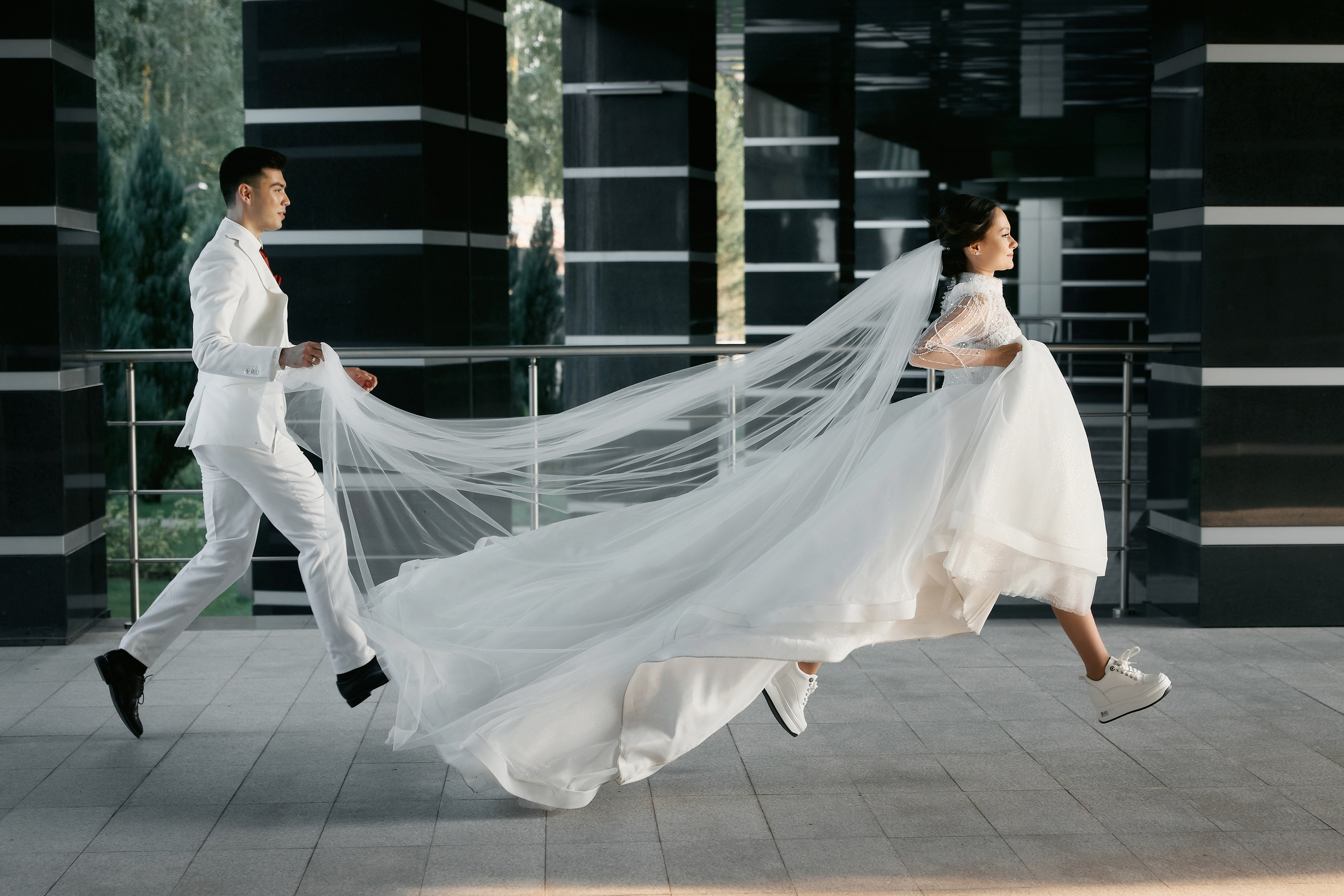 Аяз и Аделя. Свадебная фотосессия душевной пары в белых одеяниях на белых одеялах…. Мое имя Раиль. Я репортажный фотограф в Казани, так же мой любимый жанр — свадебный фотограф