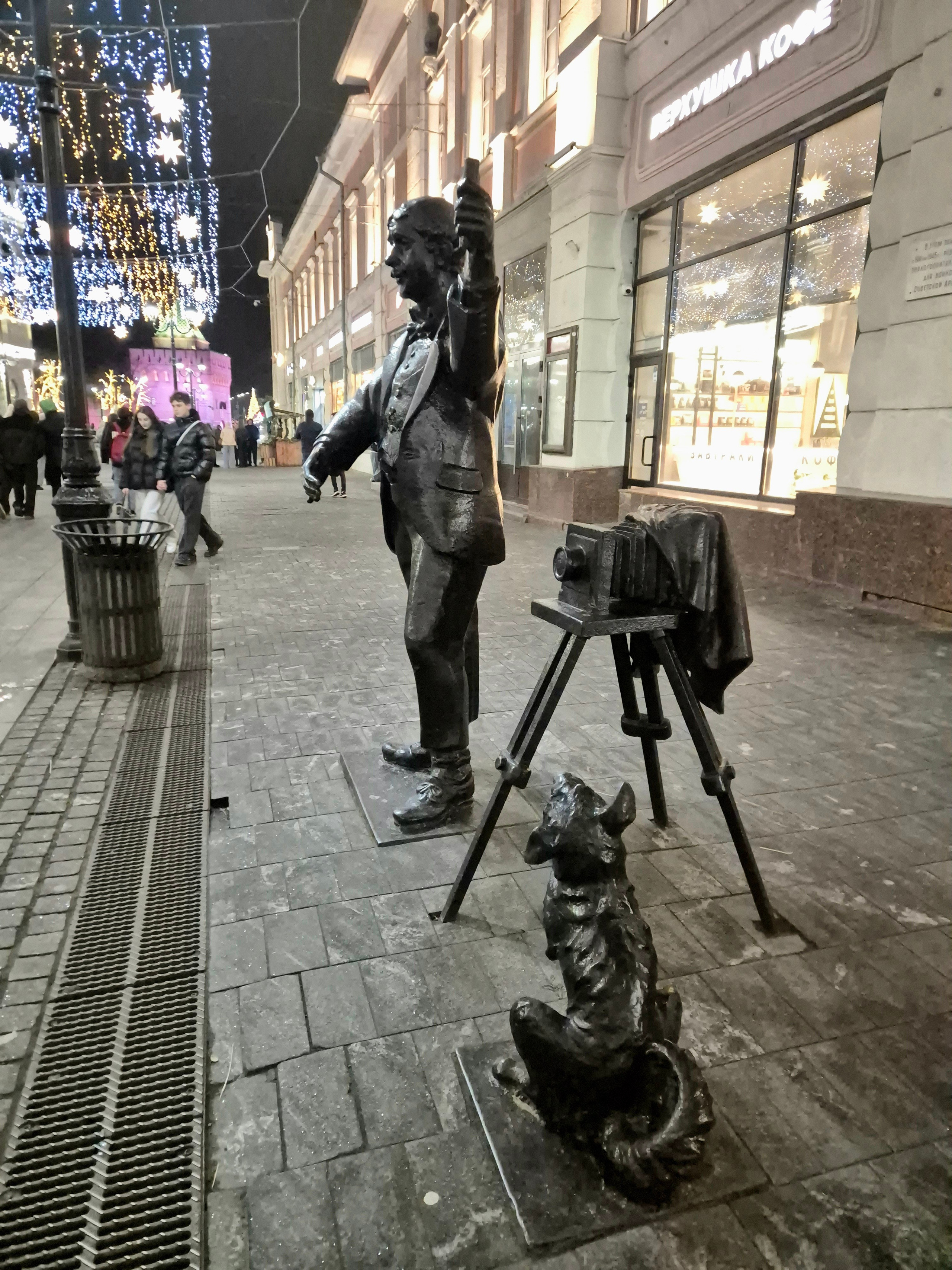 Вечерний субботний Нижний оживлен, несмотря на мороз