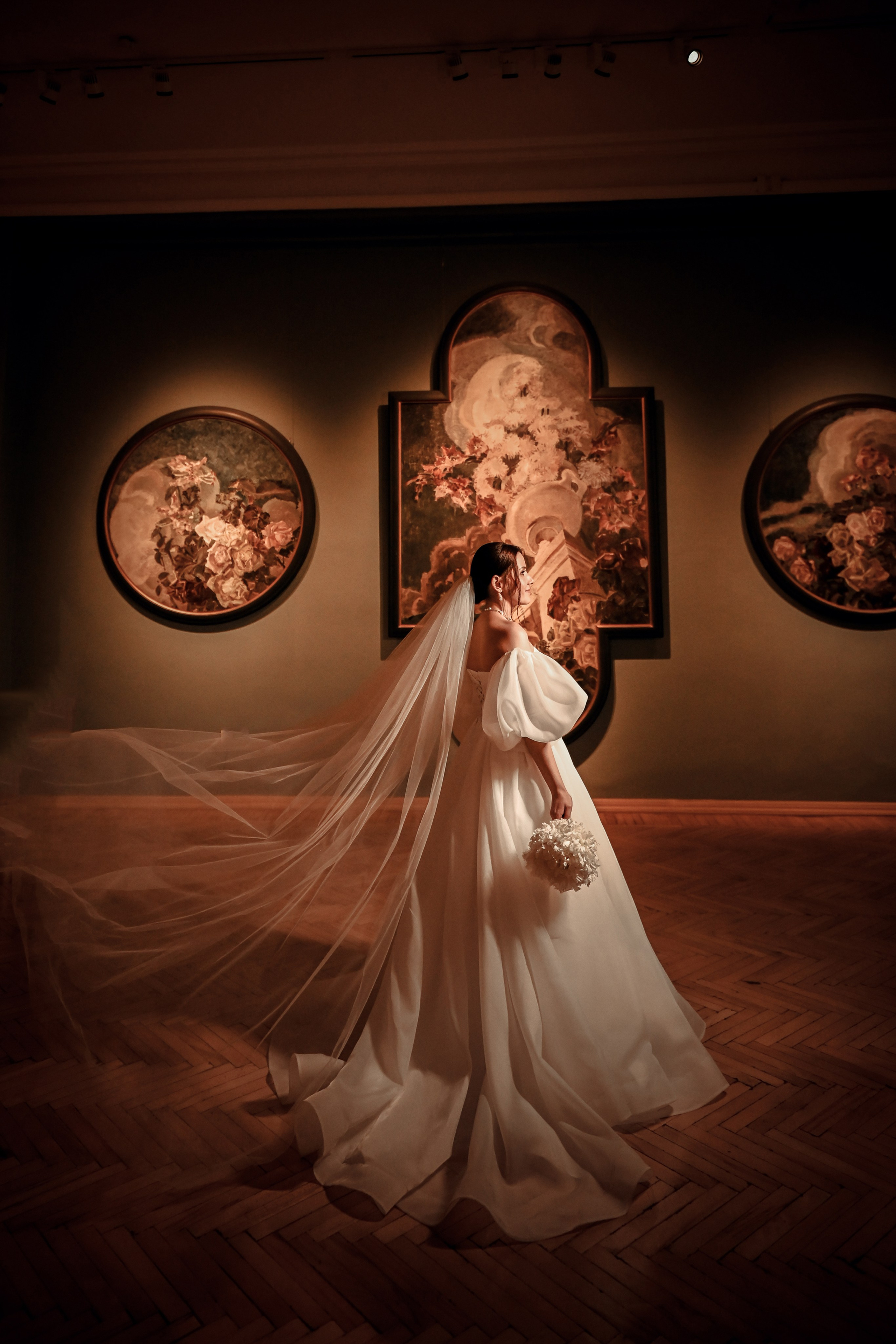 Небольшая свадебная серия в музее и прогулкой под дождем Эльмиры и Ризата. Свадебный, семейный, детский, контент фотограф в Омске Максим Ильин