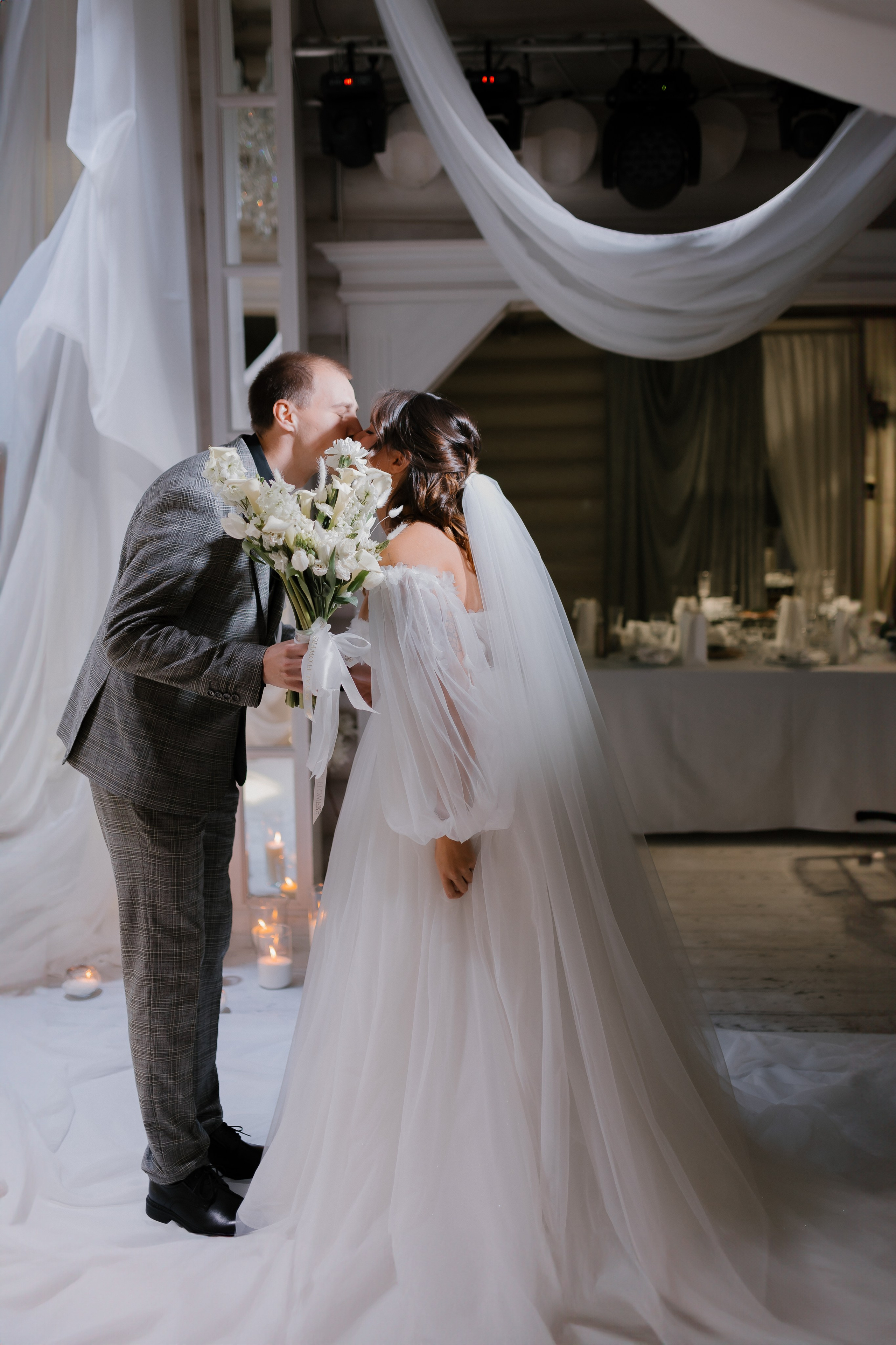 Свет свечей подчеркивает интимность момента