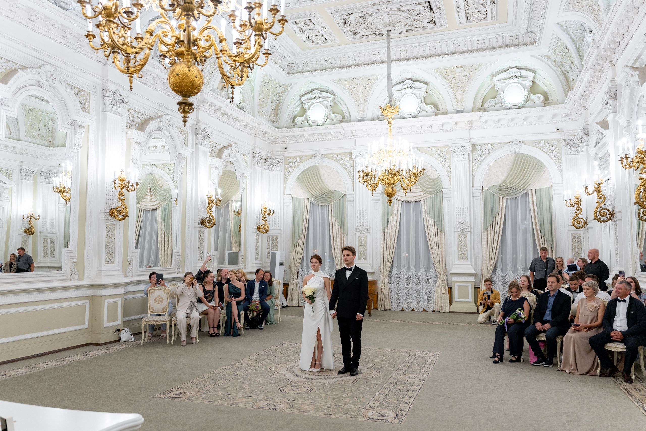 жених и невеста с гостями в зале регистрации во дворце на английской набережной