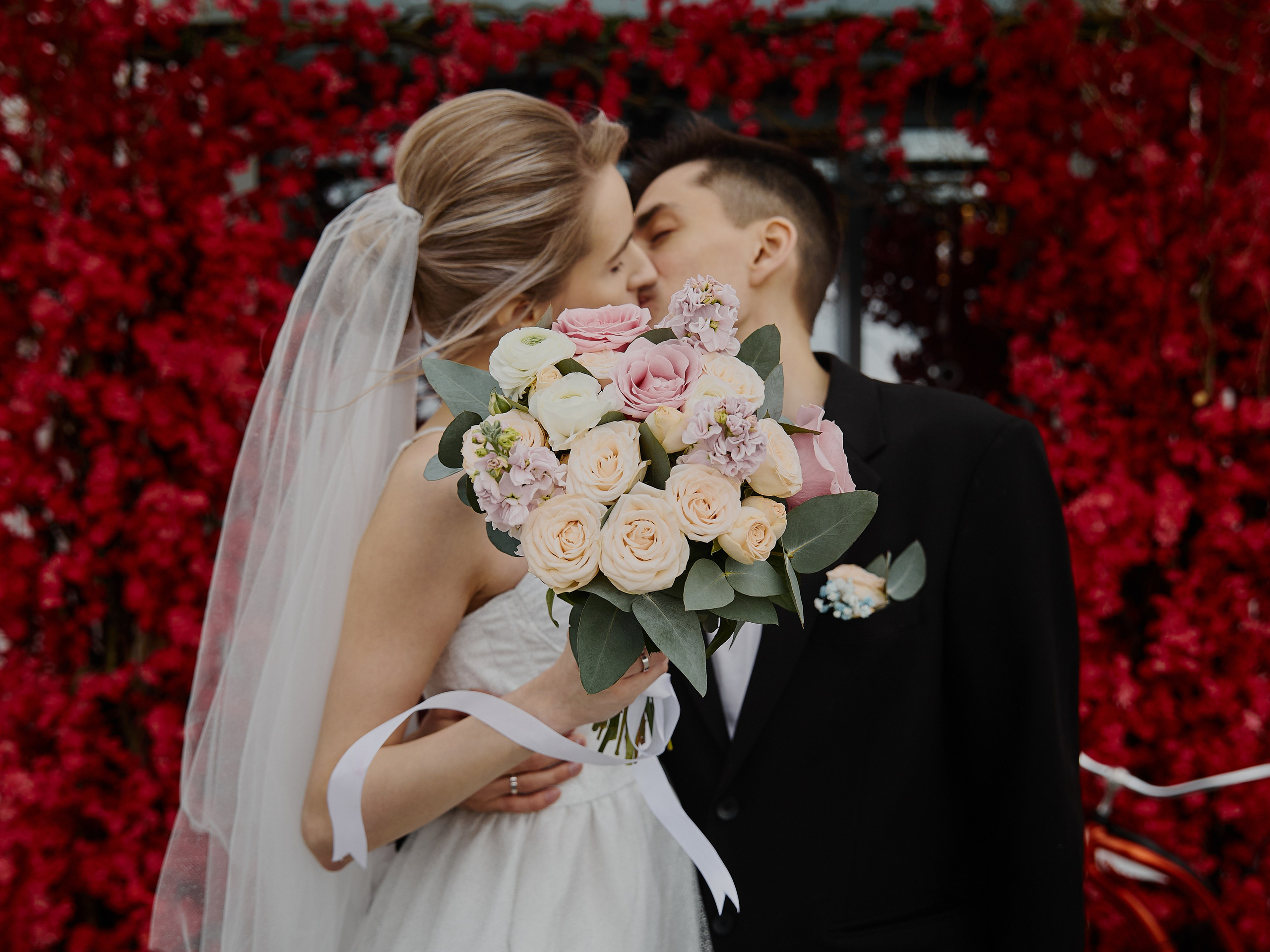 Свадебная фотосессия на белой набережной города Анапа