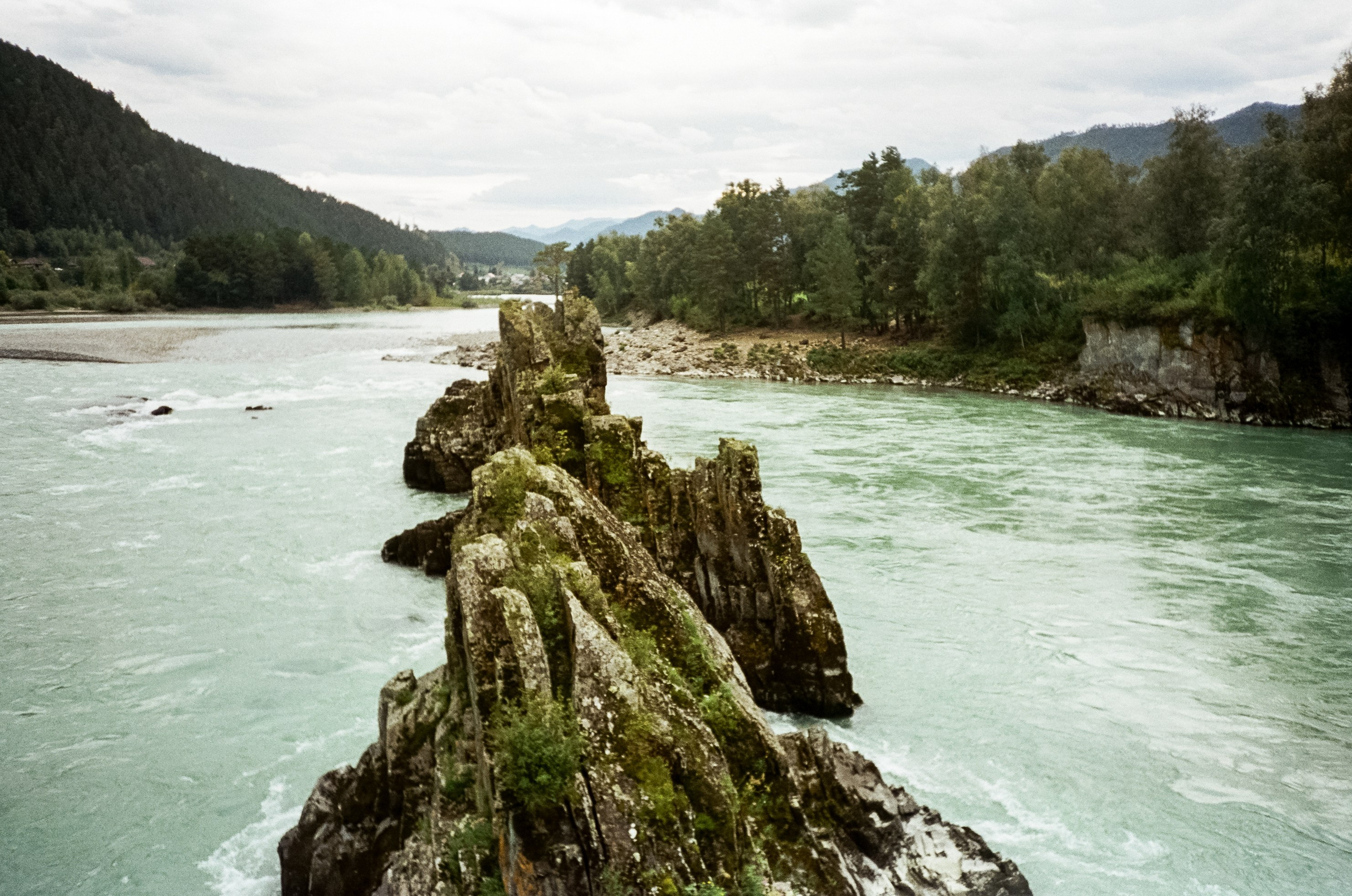 Зубы Дракона. Подвесной мост, скалы и Катунь. Фотограф-документалист Мария Осокина