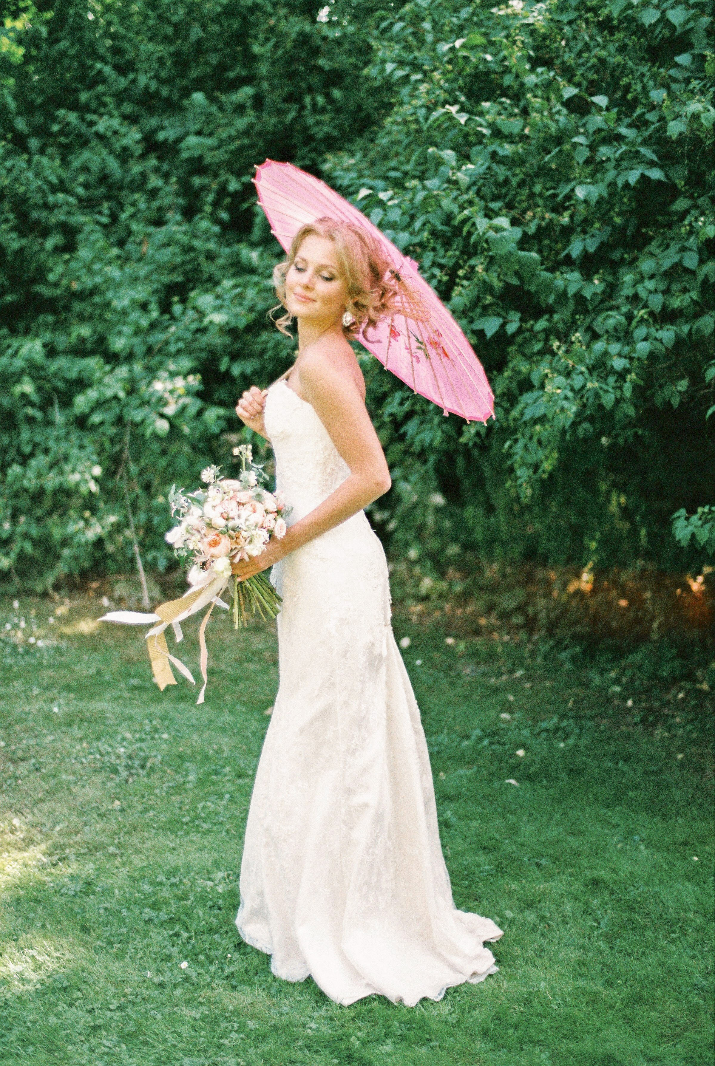 Свадебная прогулка на плёнку в Аптекарском огороде, свадебный фотограф Москва