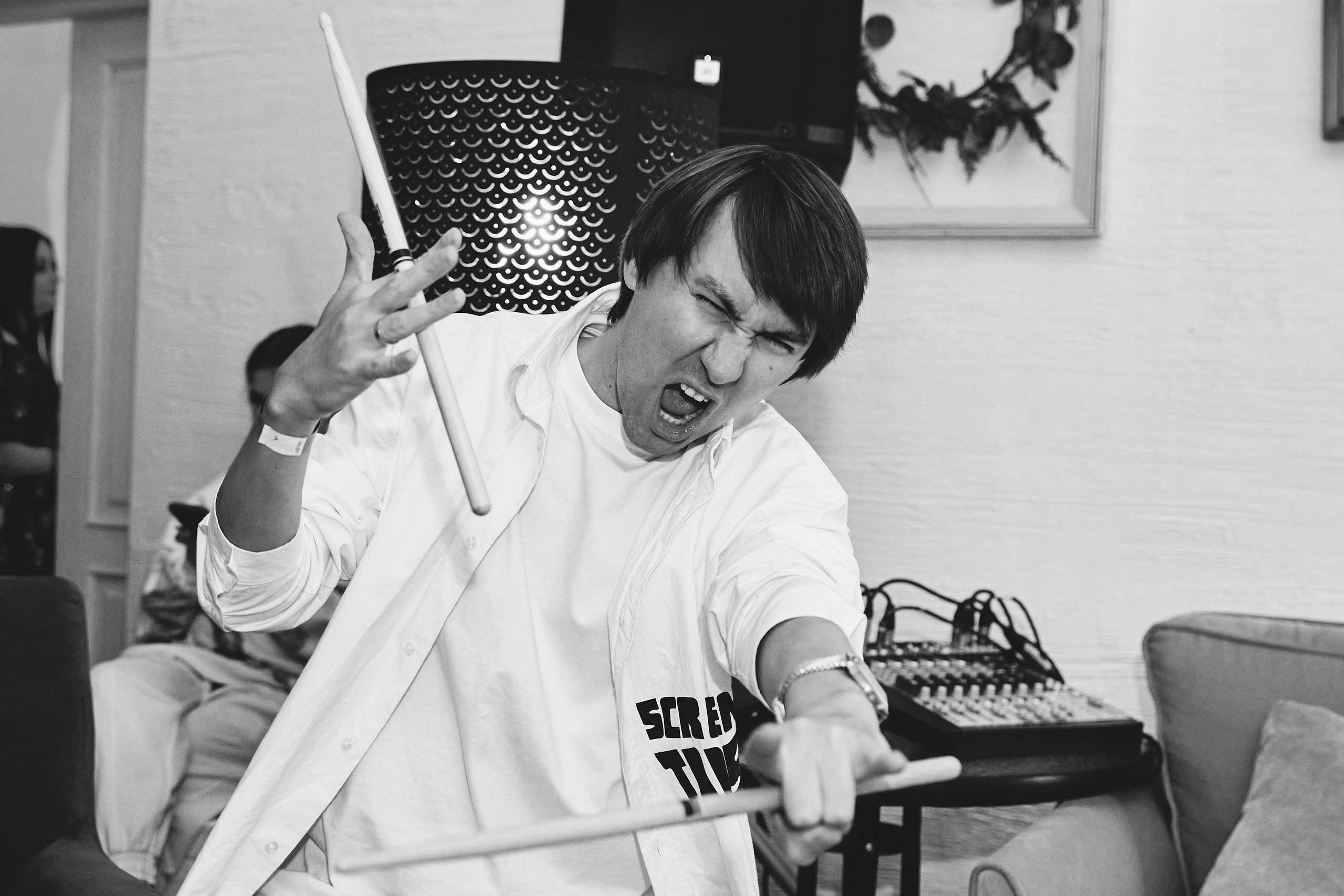 Парень играет на барабанах