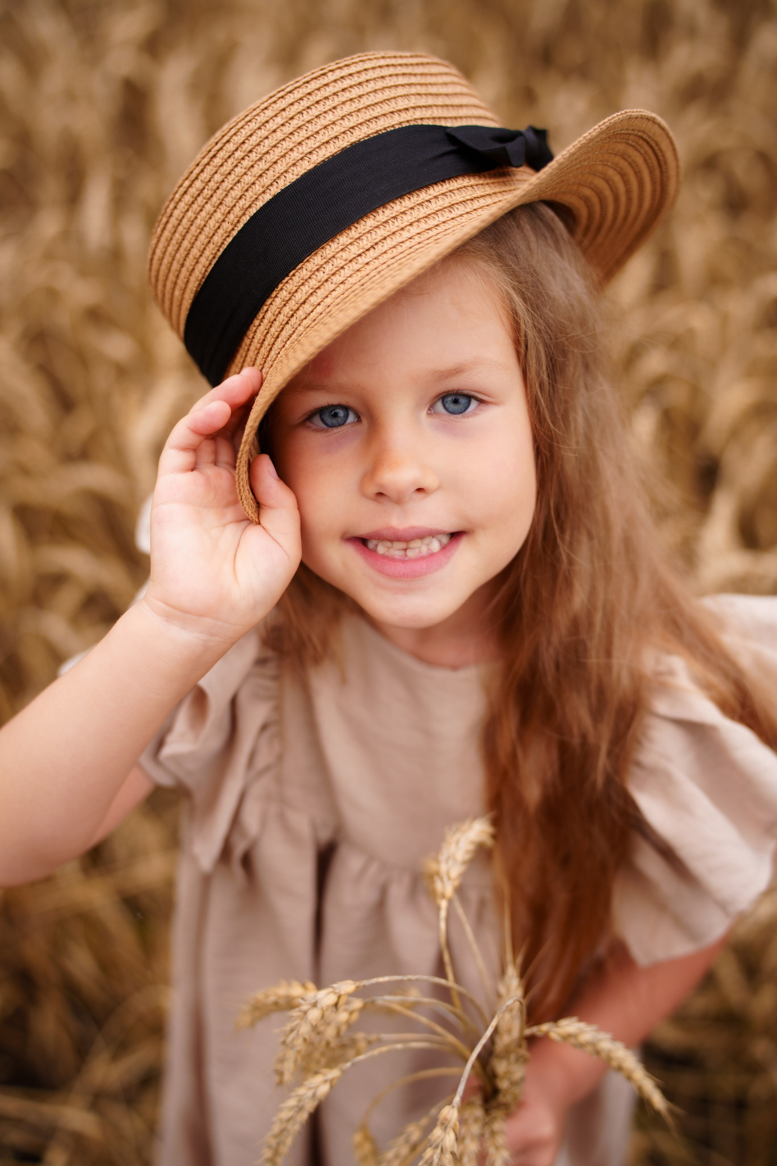 Мама с дочкой в пшеничном поле (01.08.2023). Фотограф Андрей Чеботок (Белгород, Курск, Воронеж, Старый Оскол)