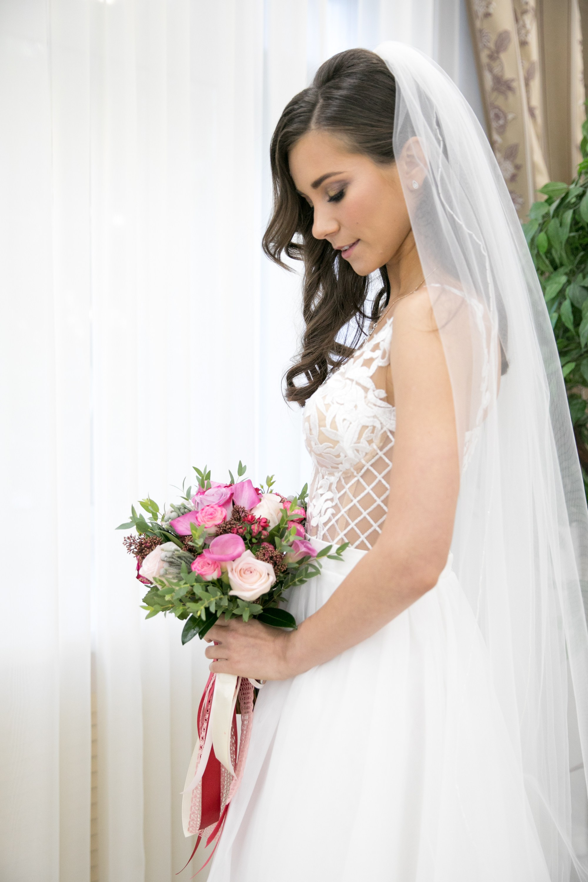 Life Style wedding photo shoot in the city. Bride with bouquet. Photographer in Portugal. Porto, Lisboa, Algarve. Oksana Lomnova