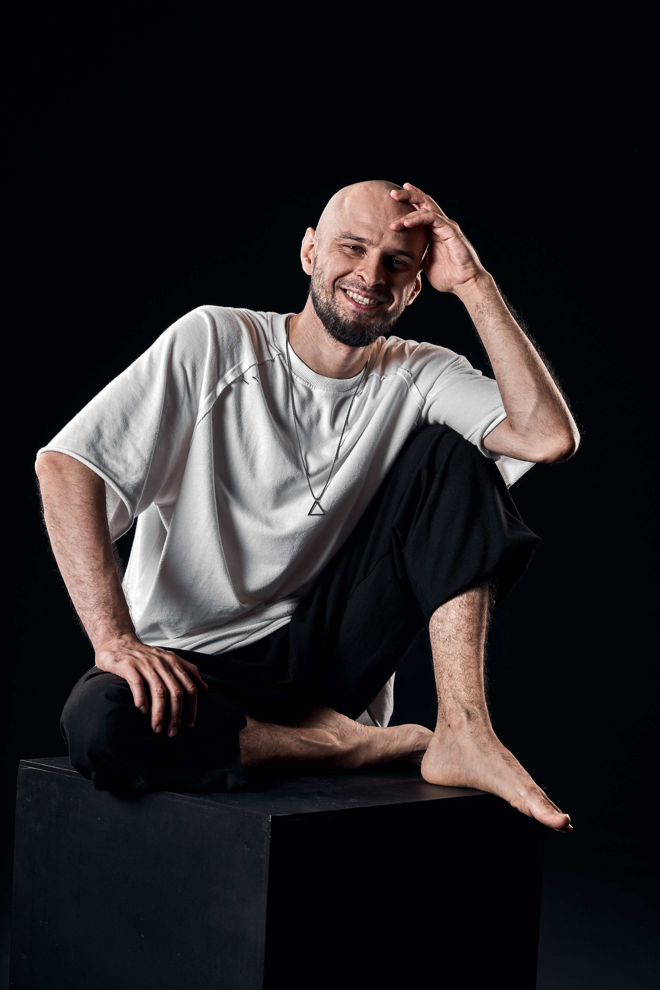 Мужская йога FYSM — фотосессия на тёмном фоне