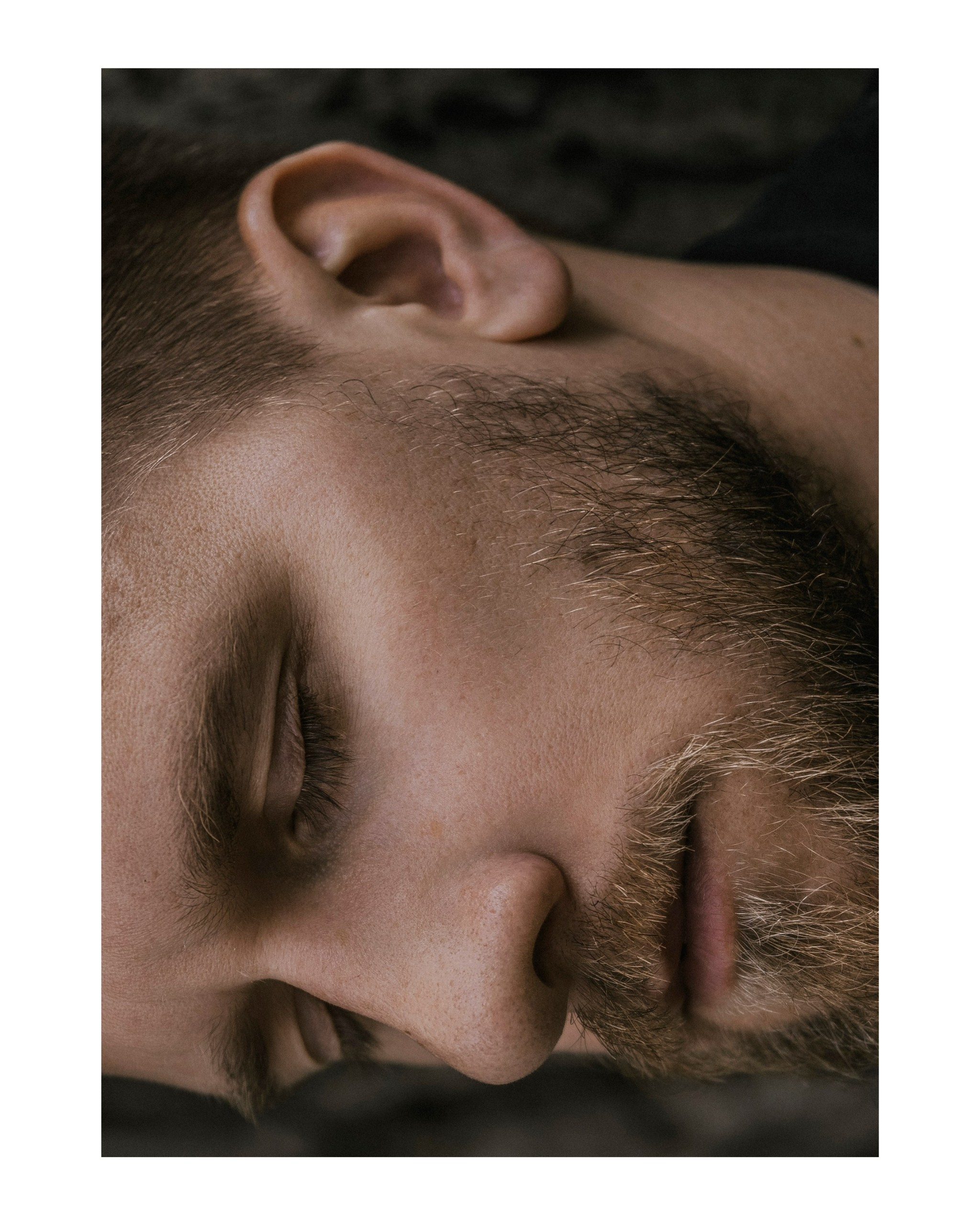 портрет мужчины с закрытыми глазами