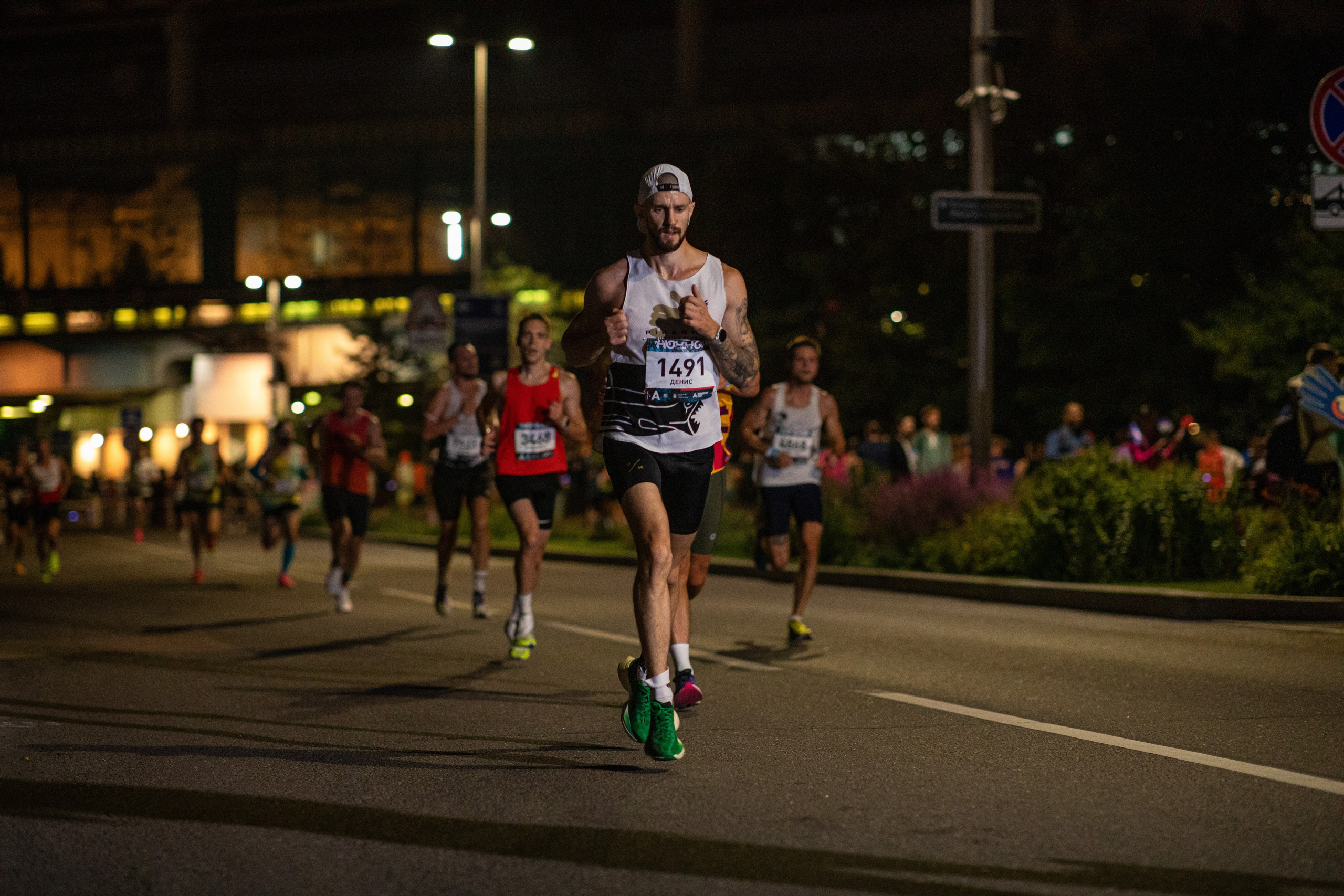 Ночной забег в ленте фотографий бегунов 03.08.24. Фотограф Сергей Ловкий