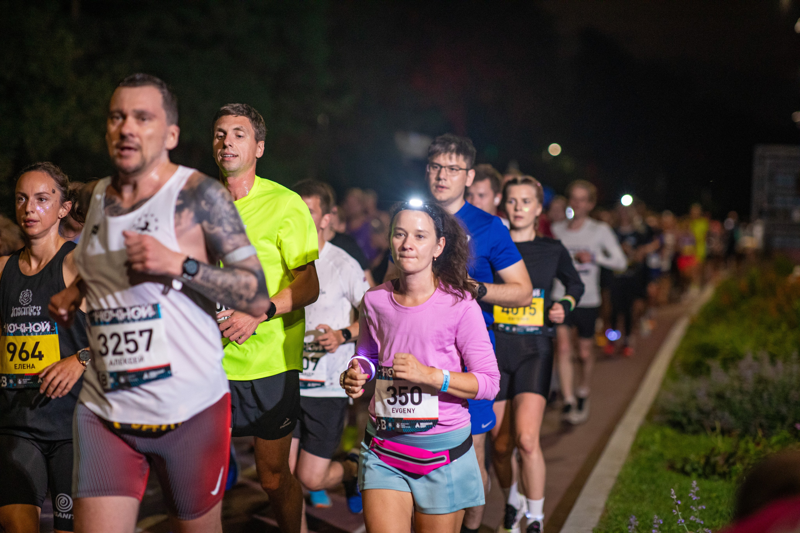 Ночной забег в ленте фотографий бегунов 03.08.24. Фотограф Сергей Ловкий