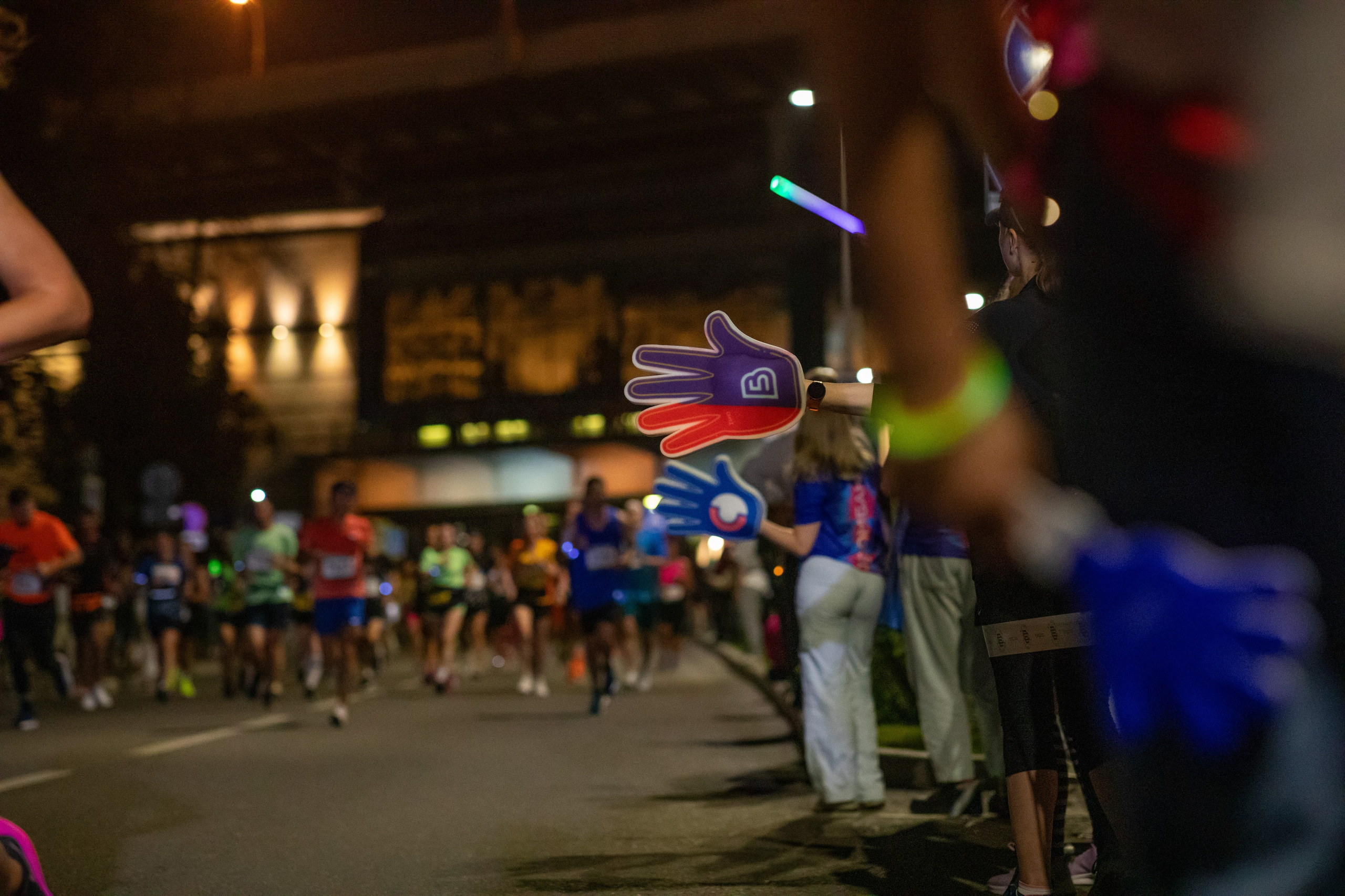 Ночной забег в ленте фотографий бегунов 03.08.24. Фотограф Сергей Ловкий
