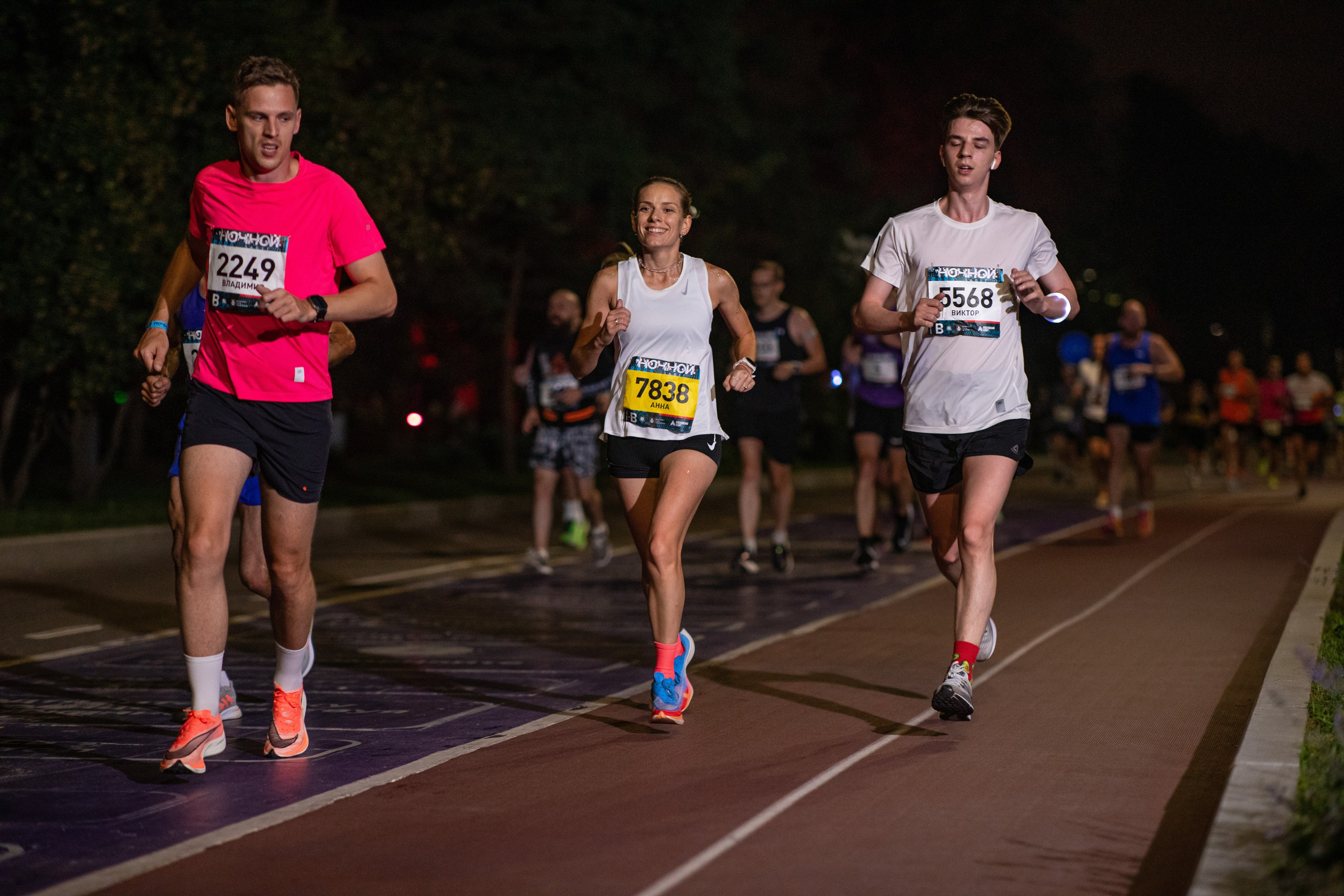 Ночной забег в ленте фотографий бегунов 03.08.24. Фотограф Сергей Ловкий
