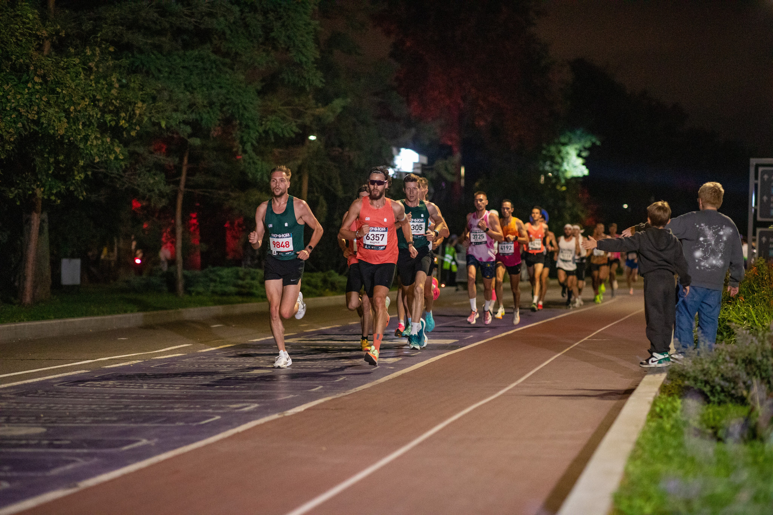 Ночной забег в ленте фотографий бегунов 03.08.24. Фотограф Сергей Ловкий