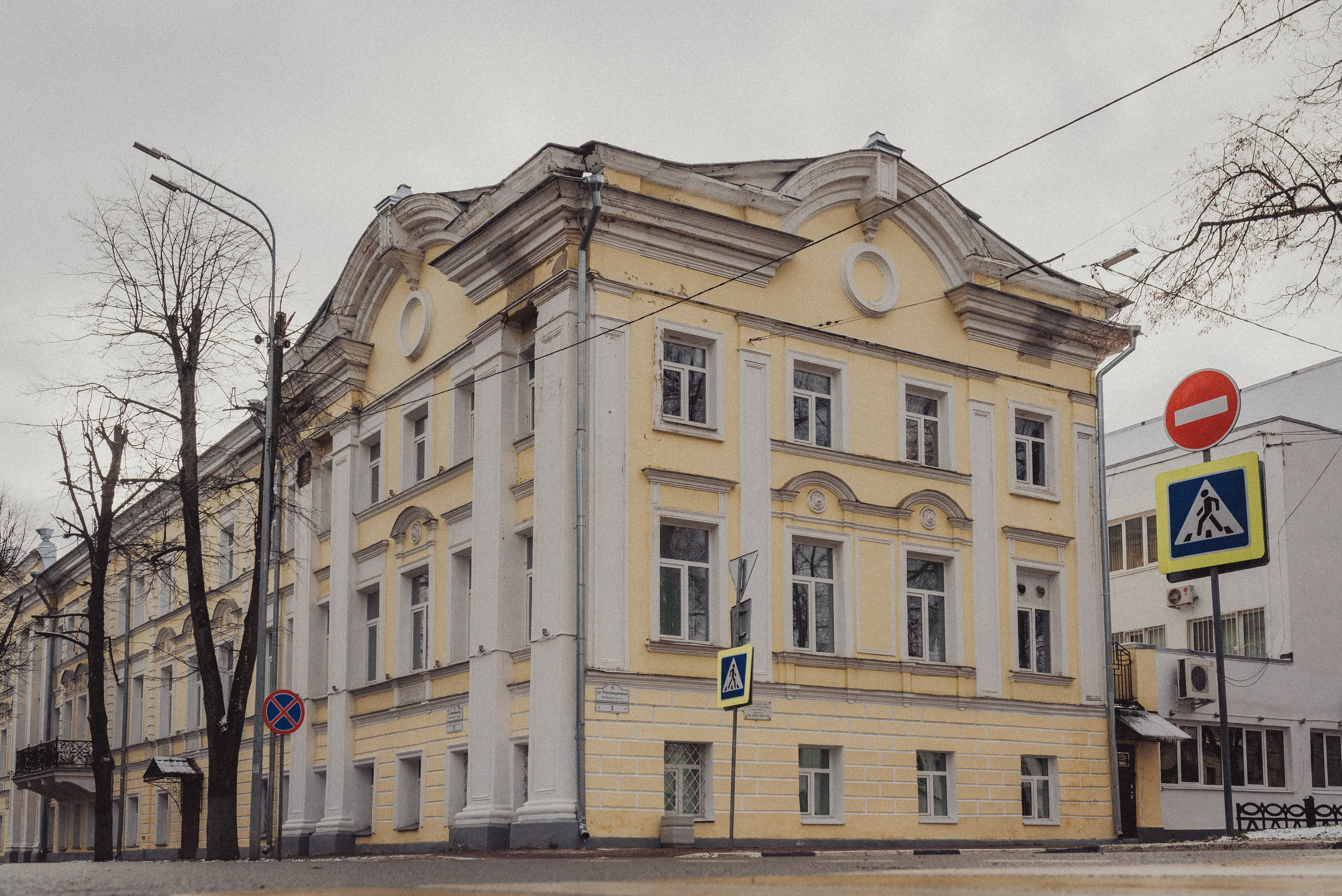 Проект #улицыгорода. Ярославль, площадь Челюскинцев. Документальный фотограф Илья Тихановский