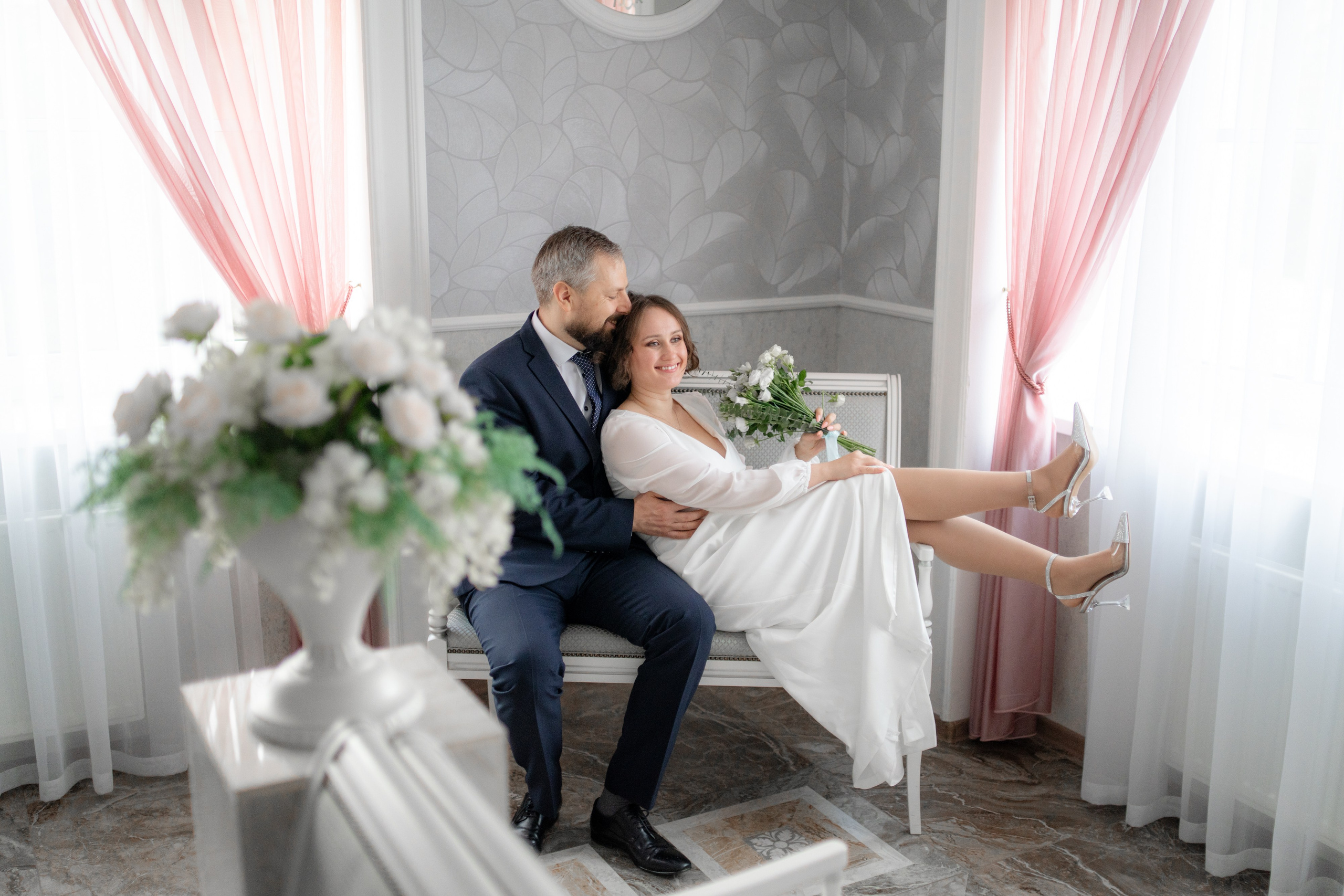 Свадебная фотосессия в ЗАГСе Петергофа. Свадебный фотограф Александр Невский в Санкт-Петербурге