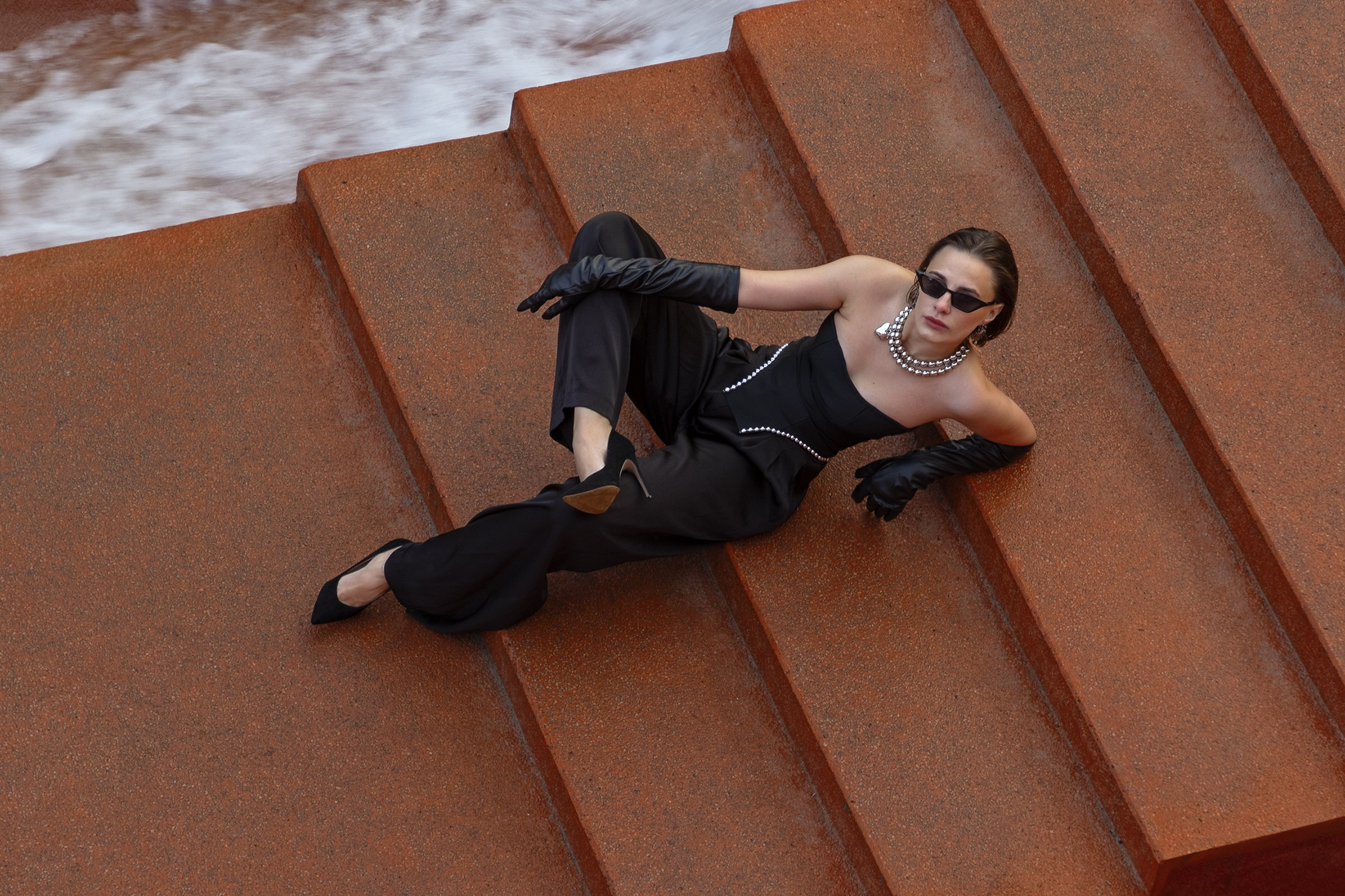 девушка лежит на лестнице днем