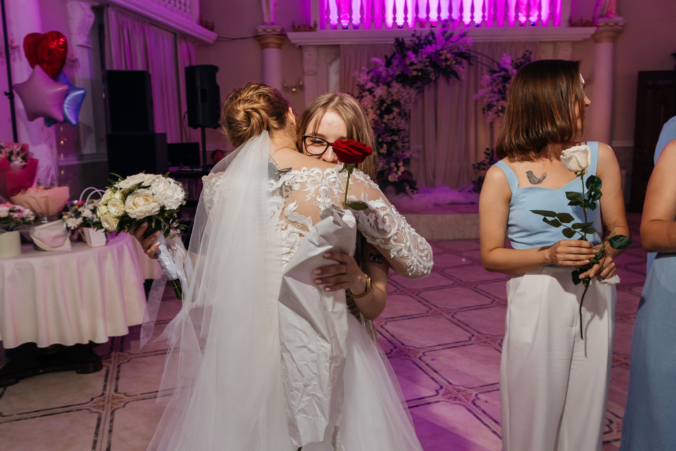 Трогательная выездная церемония в уютном ресторане. Олег Сверчков | Свадебный фотограф Вологда