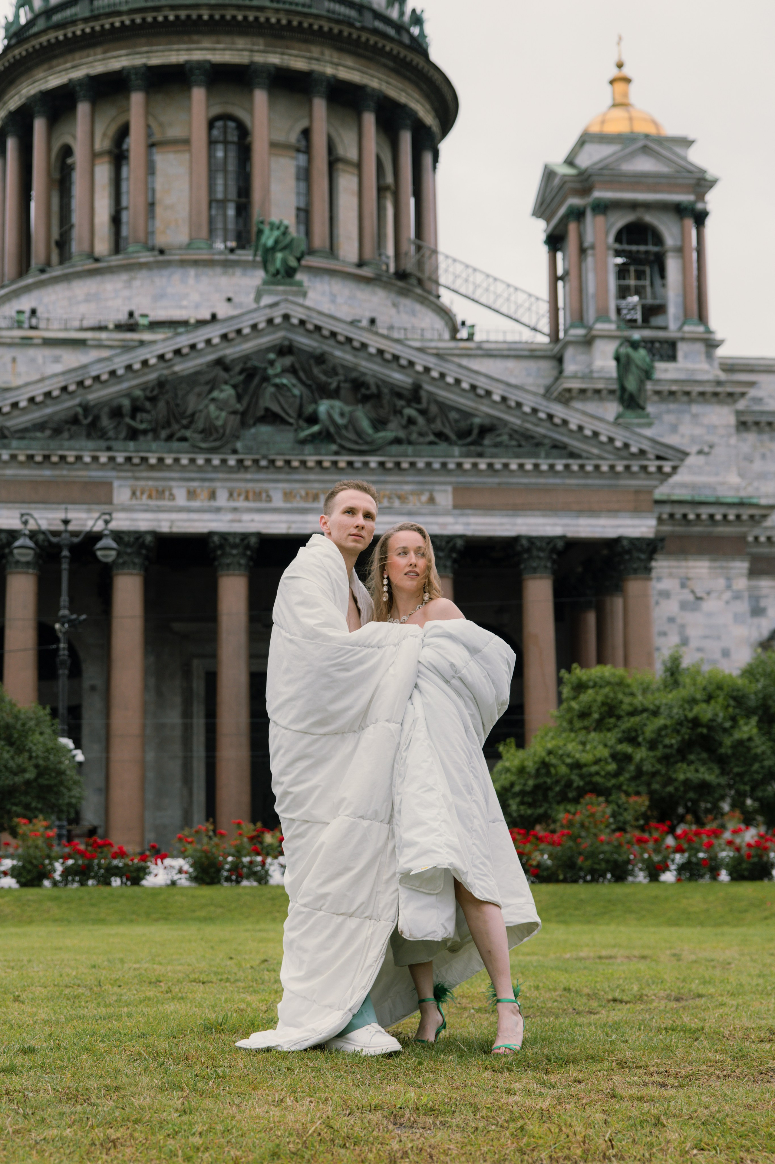 Лавстори прогулка в одеялах по ночному городу летом в Санкт-Петербурге. Фотограф в Санкт-Петербурге Вагнер Юлия