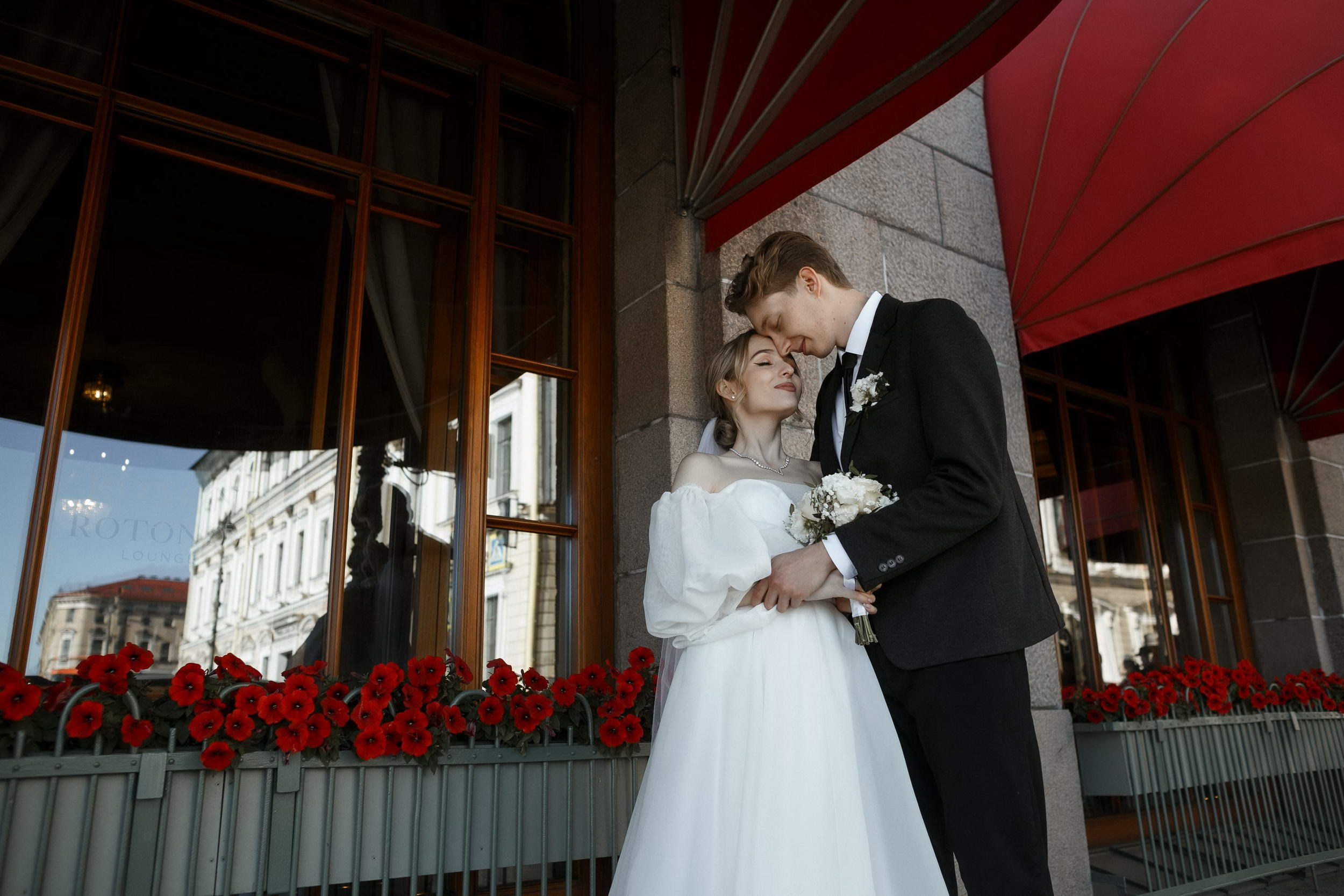 Красивая пара молодожёнов. Свадебный фотограф Игорь Брундасов 8PHOTO на свадьбу венчание загс СПб