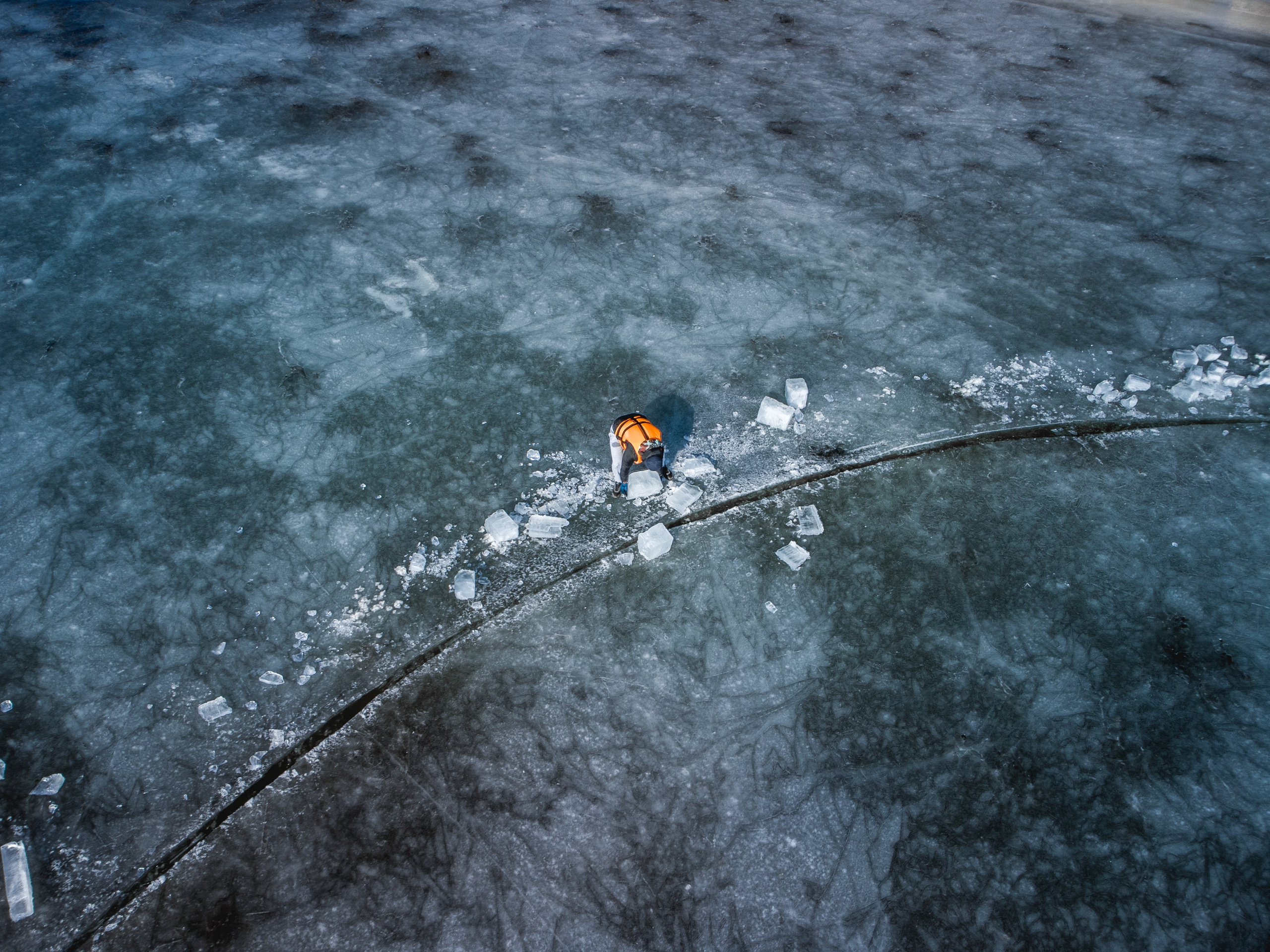 замерзшая река, лёд, круг, человек в спасательном жилете, Некрасово, Малые соли