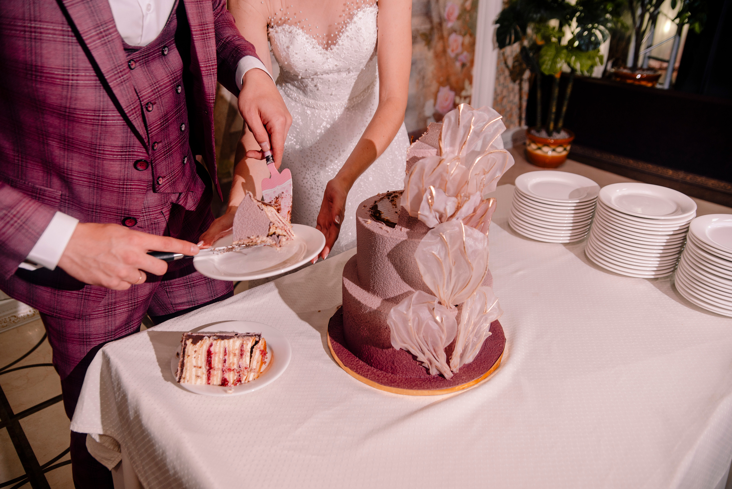 свадьба в ягодном цвете, в розовом цвете, торт