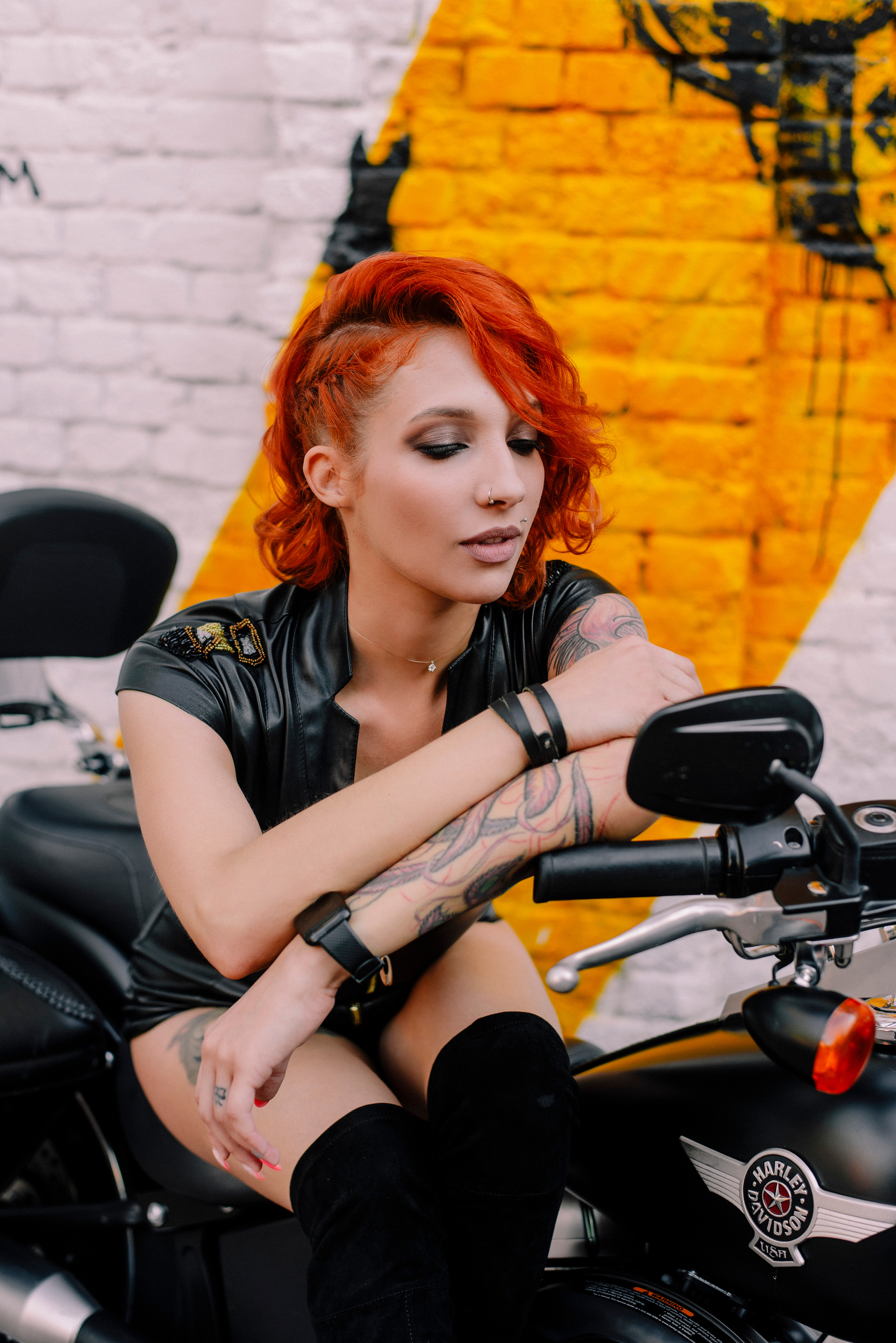рыжая девушка на Harley-Davidson